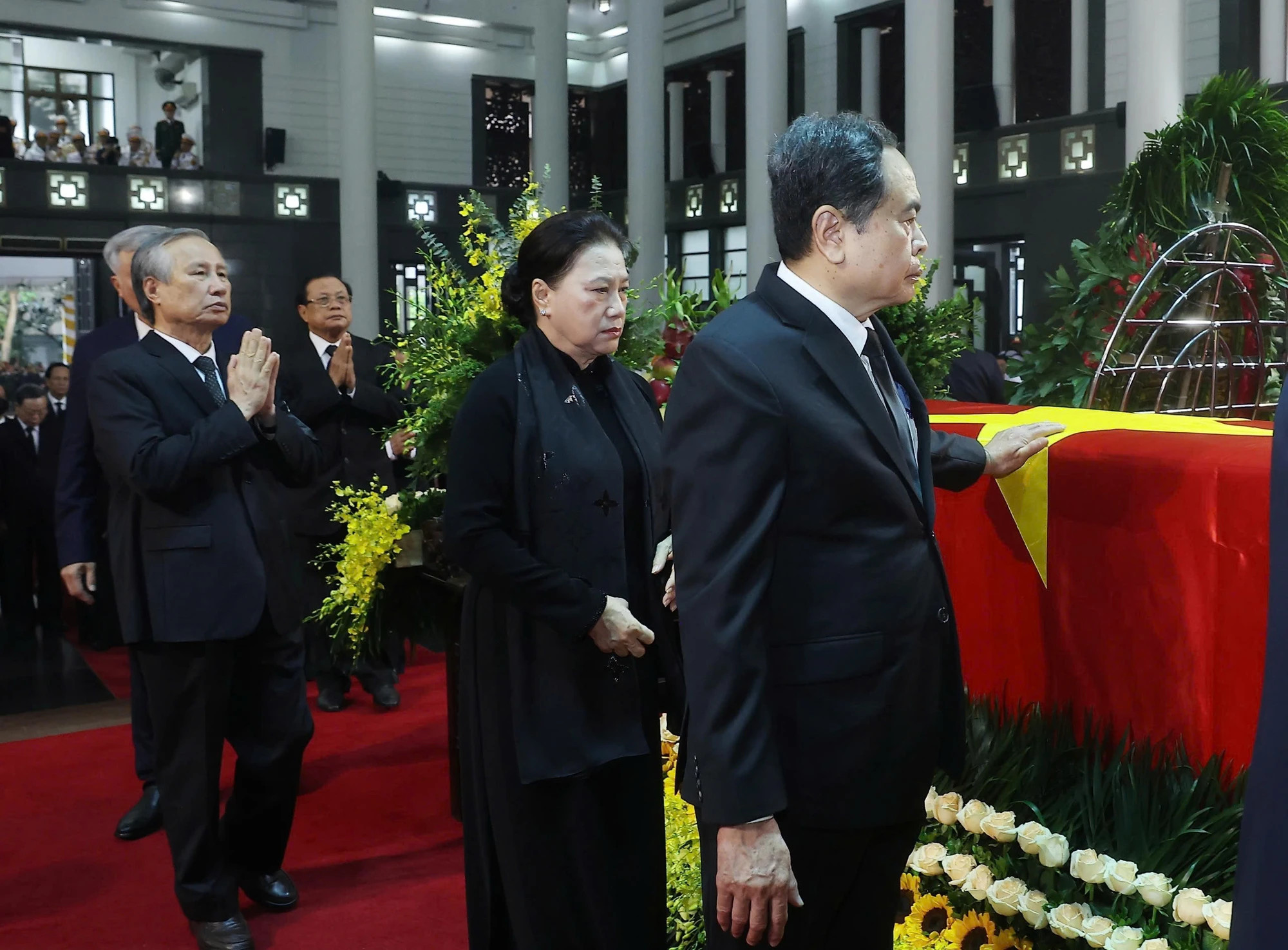 越共中央委员会代表团吊唁原国家主席陈德良逝世。