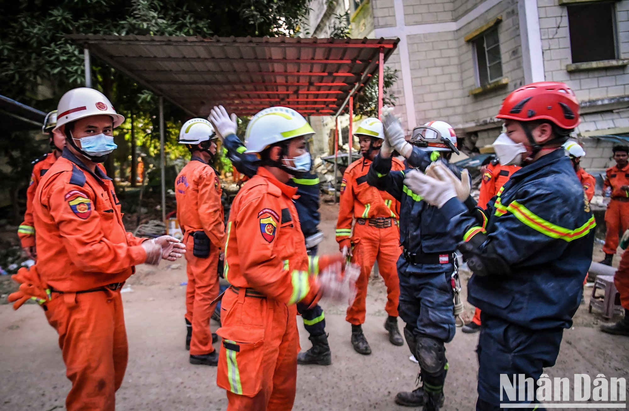 消除一切界限,将遇难者带出现场的喜悦,两国救援力量像家人一样开心地鼓掌、拥抱。 消除一切界限,将遇难者带出现场的喜悦,两国救援力量像家人一样开心地鼓掌、拥抱。