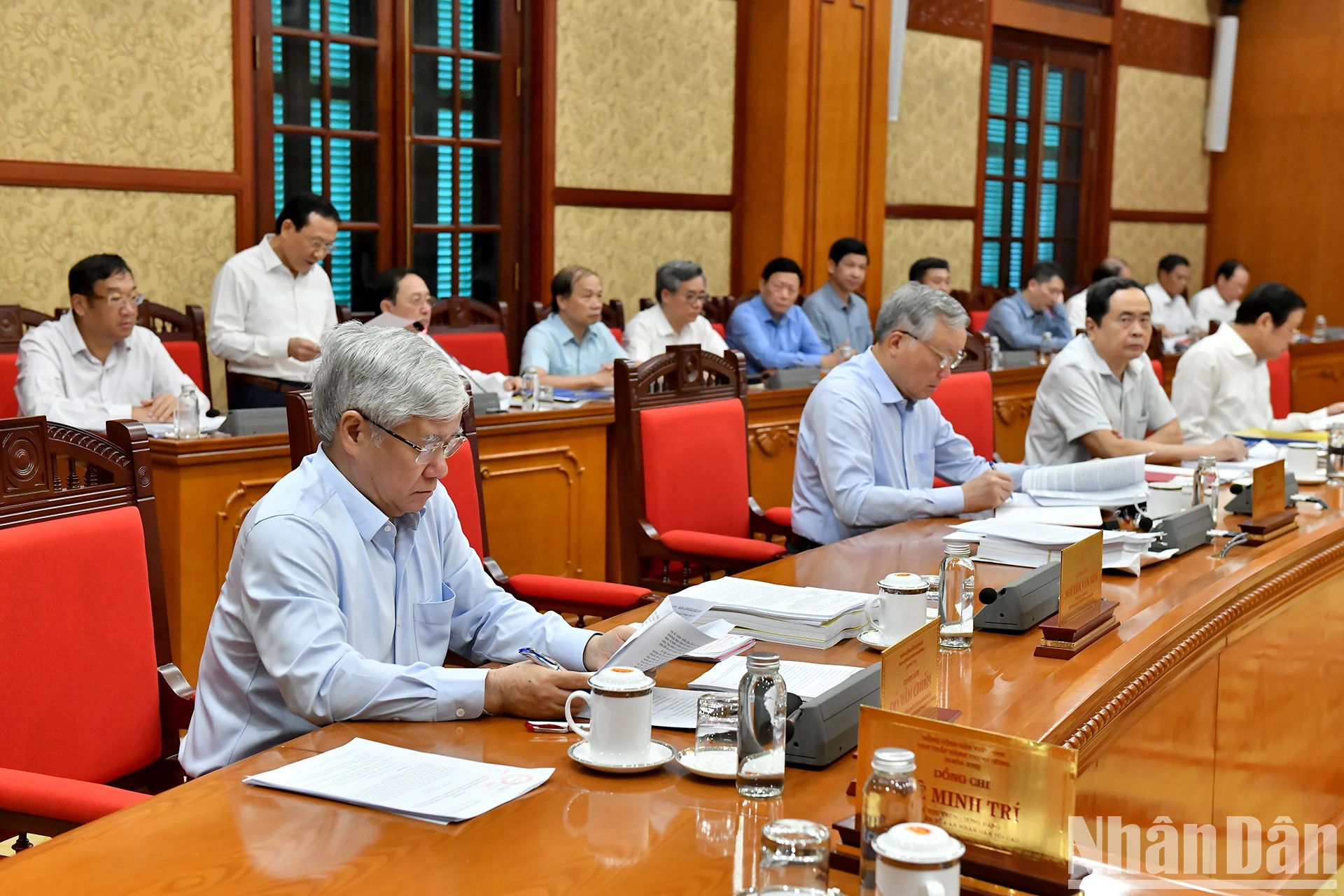 党、国家领导人出席会议。