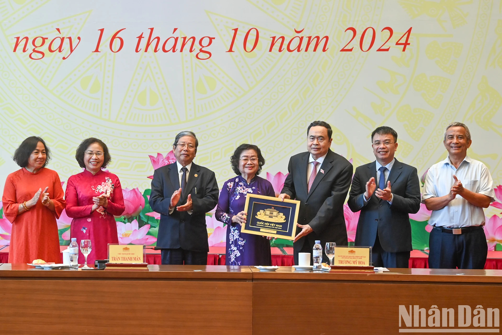 越南国会主席陈青敏向武阿丁助学基金赠送礼物。