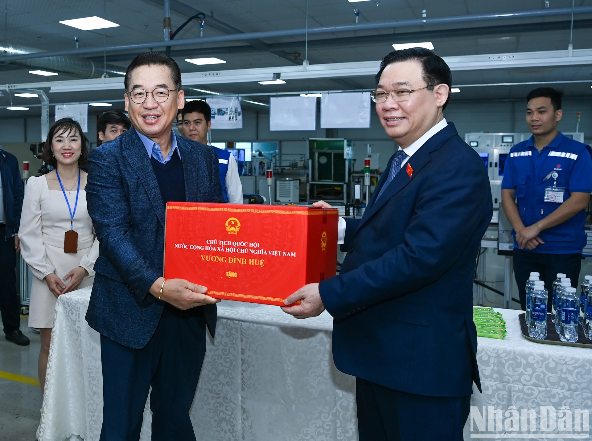 国会主席王廷惠向太平Ohsung Vina公司赠送礼物。 国会主席王廷惠向太平Ohsung Vina公司赠送礼物。