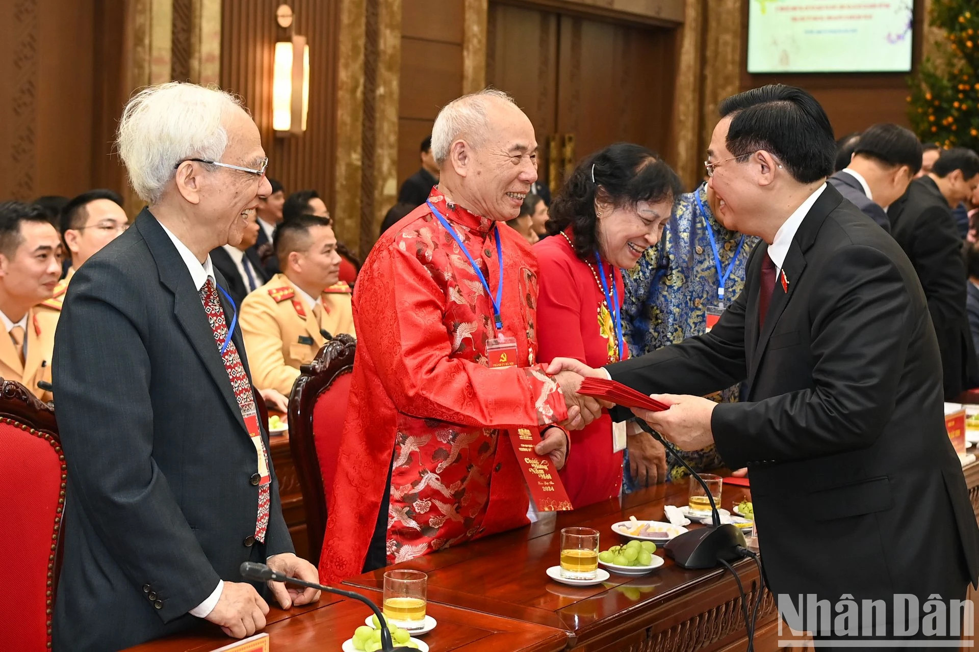 国会主席王廷惠向出席会议的老年人拜年。