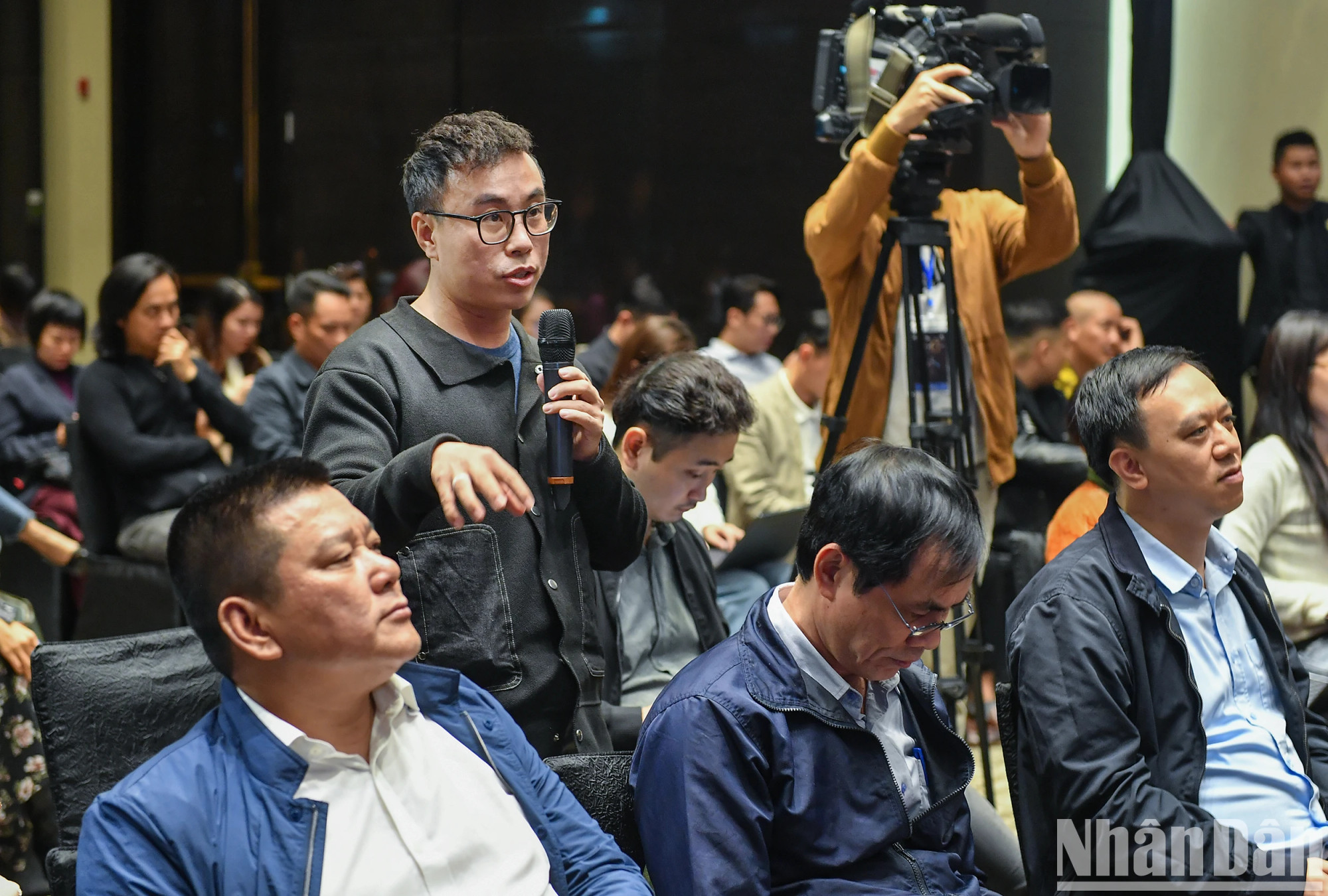 记者向组委会提问。 记者向组委会提问。