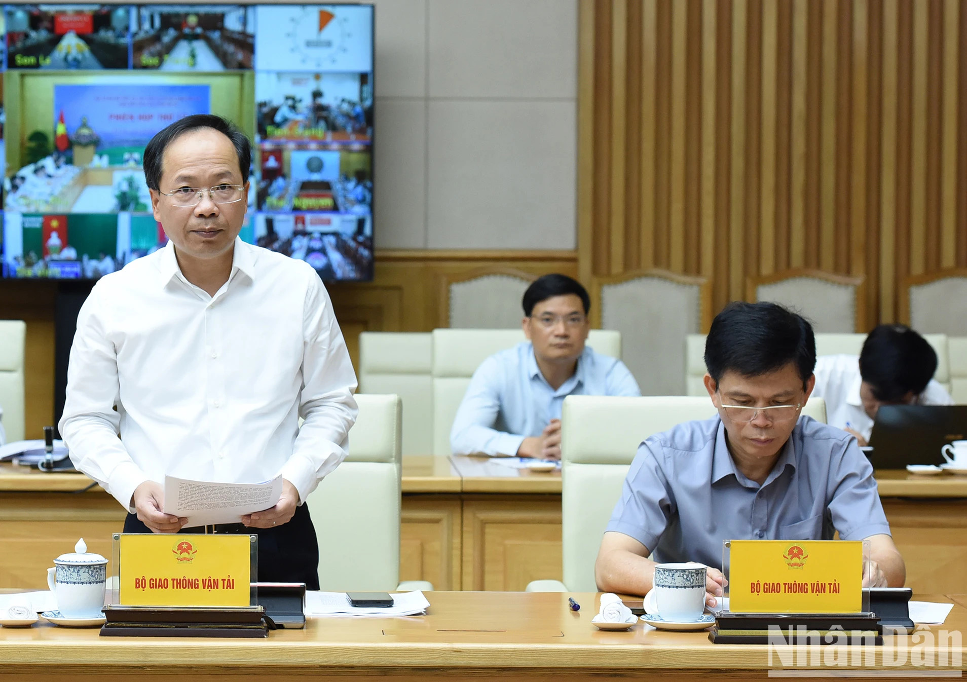 交通运输部副部长阮维林汇报重点交通项目实施进展情况。 交通运输部副部长阮维林汇报重点交通项目实施进展情况。