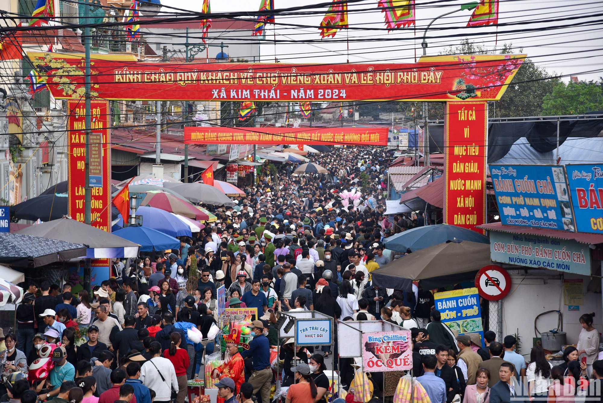 数千人纷纷赶旺市祈求幸运【组图】