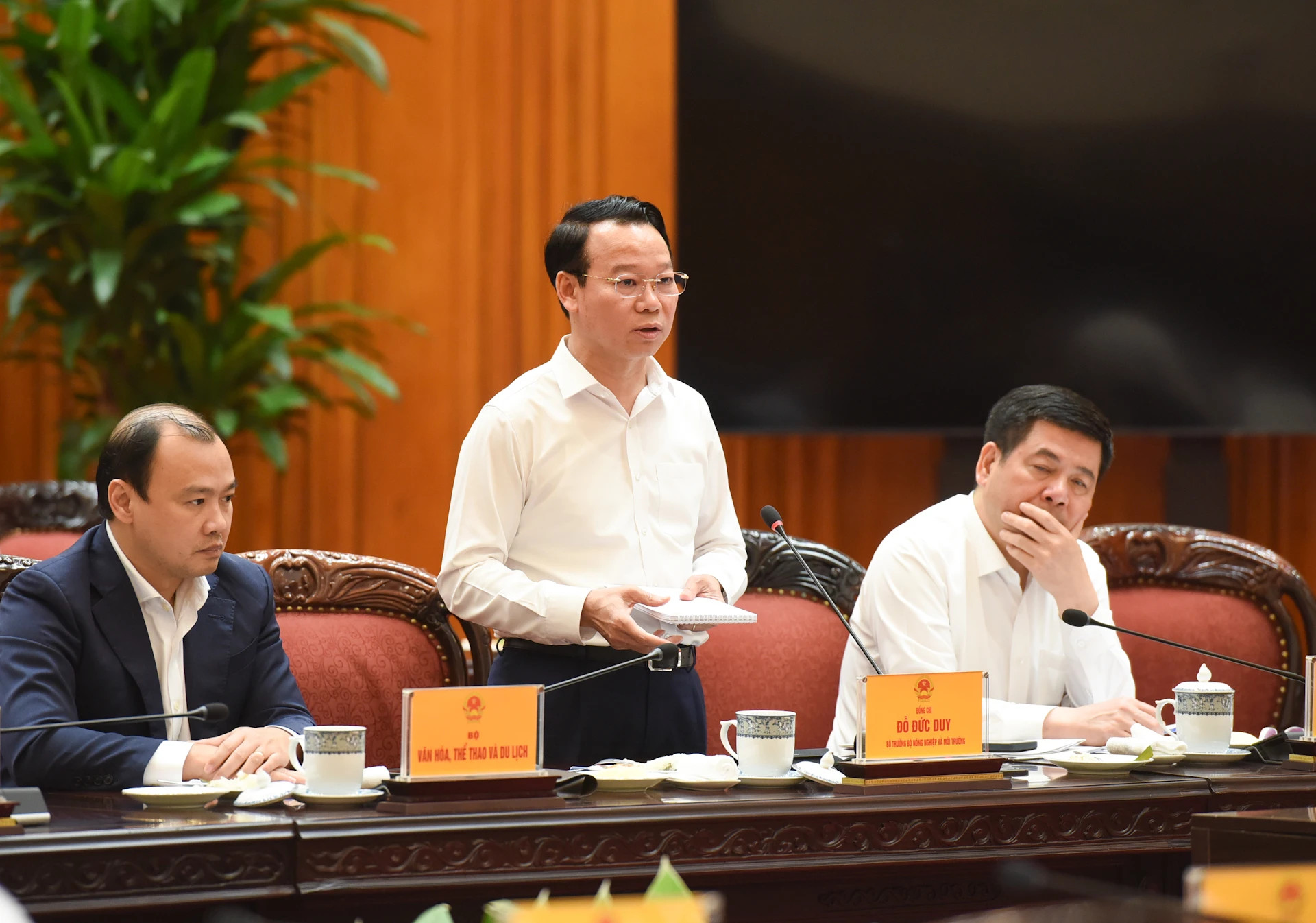 农业与环境部部长杜德维发表讲话。