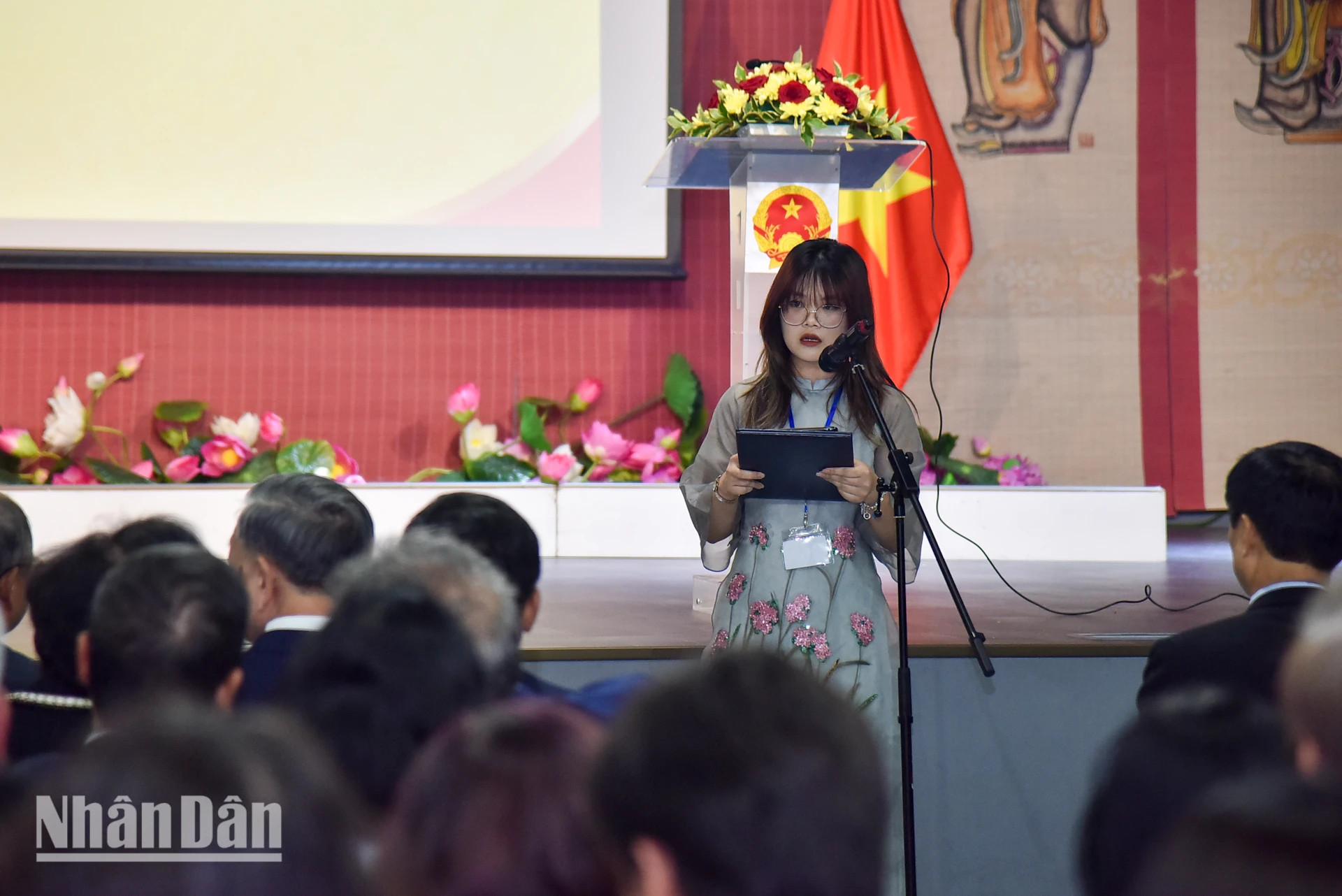旅居法国越南青年学生协会代表发表讲话。 旅居法国越南青年学生协会代表发表讲话。
