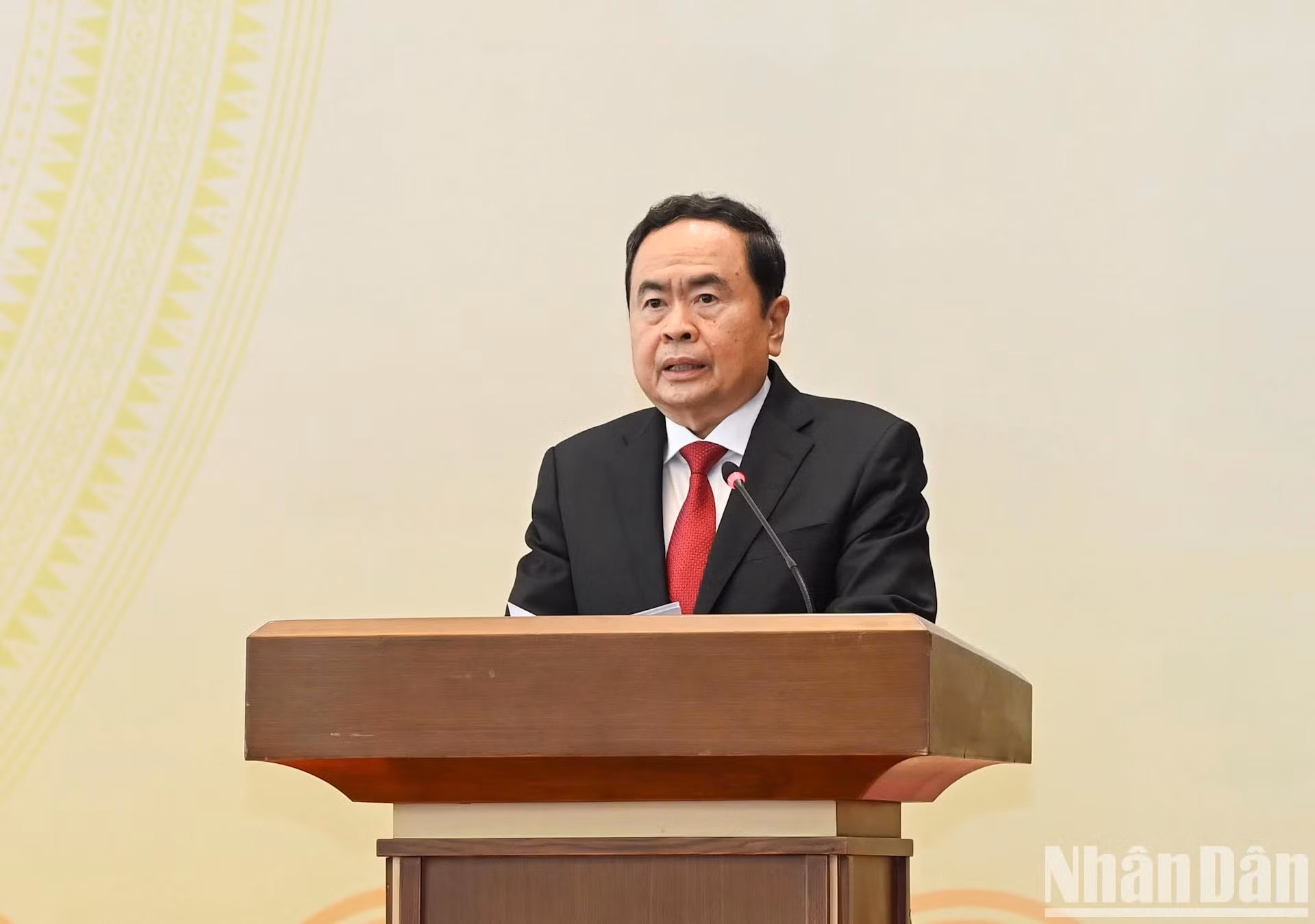 国会主席陈青敏发表讲话。