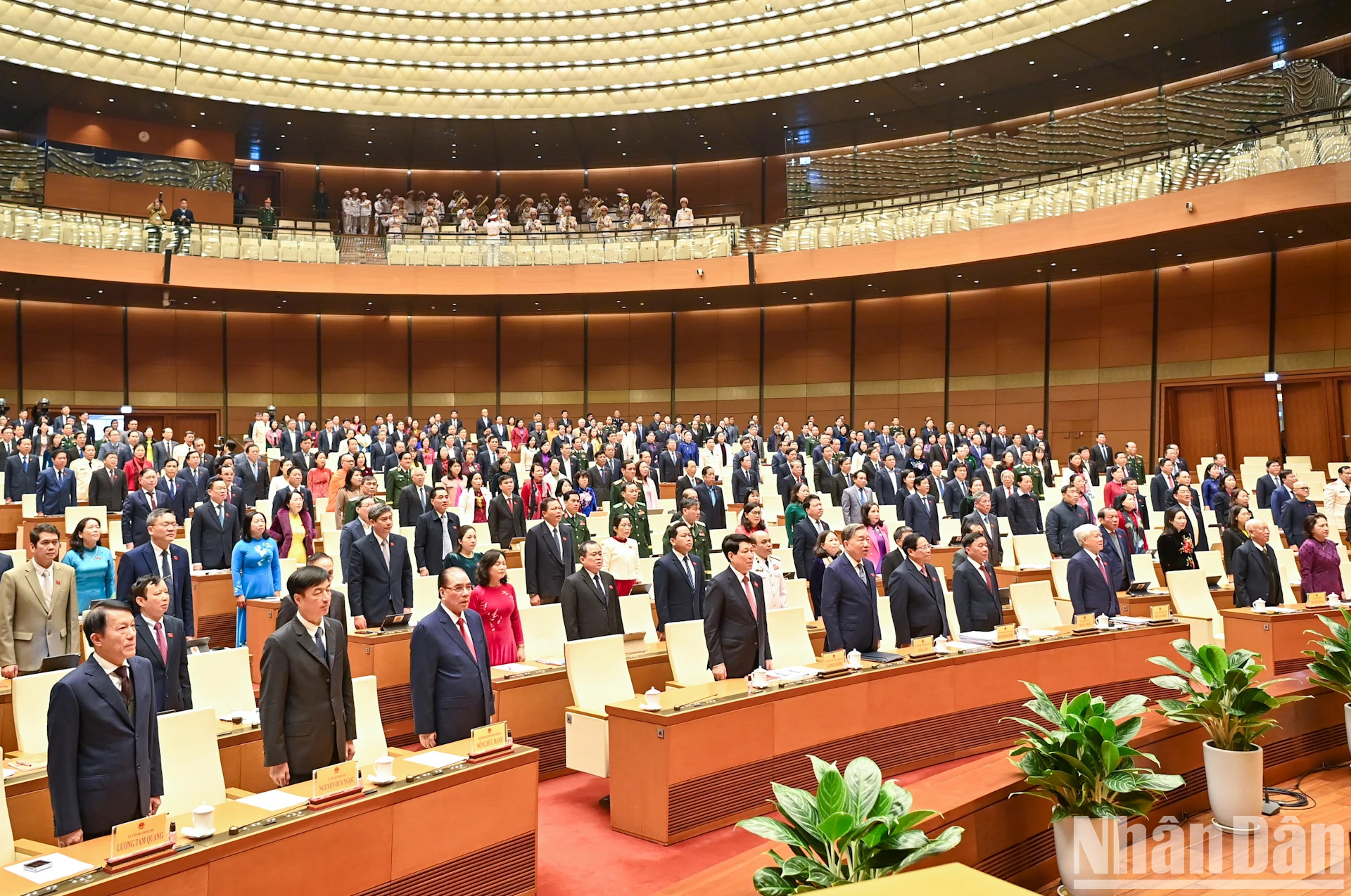 党、国家历代领导人和各位国会代表向国旗致敬。 党、国家历代领导人和各位国会代表向国旗致敬。