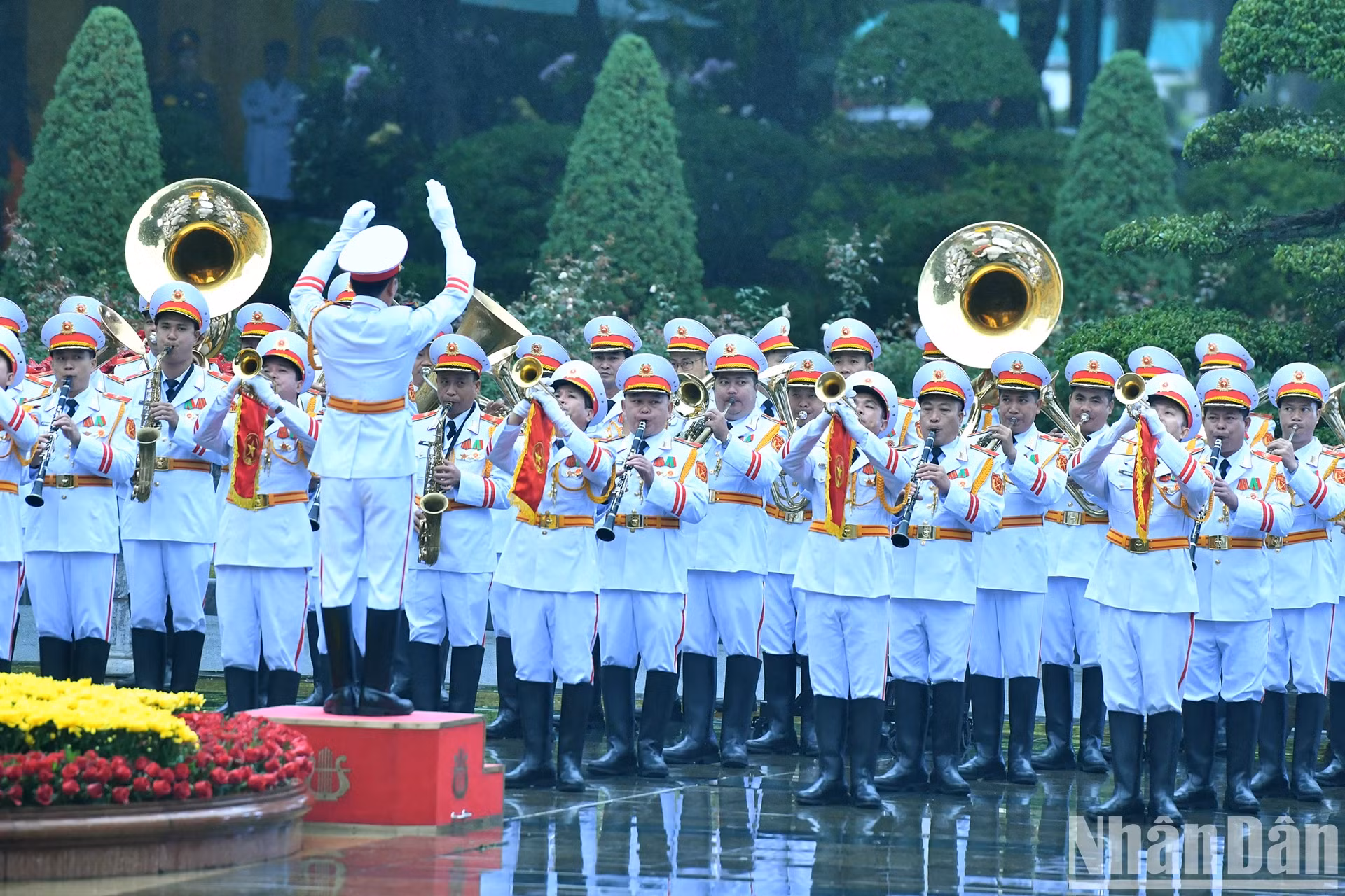 军乐奏响两国国歌。