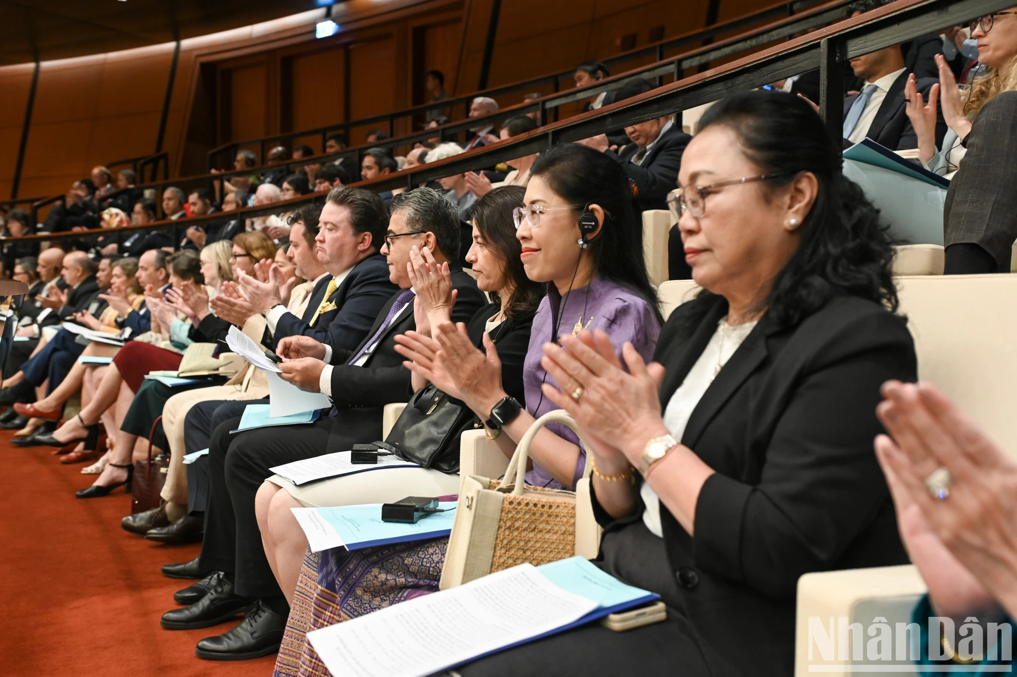 各国驻河内大使、临时代办和国际组织代表出席在延鸿大会堂举行的开幕式。 各国驻河内大使、临时代办和国际组织代表出席在延鸿大会堂举行的开幕式。