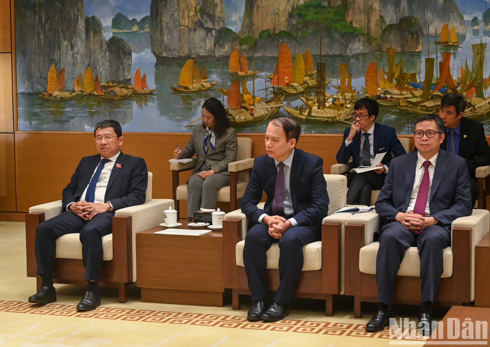 出席会见的越南代表团。