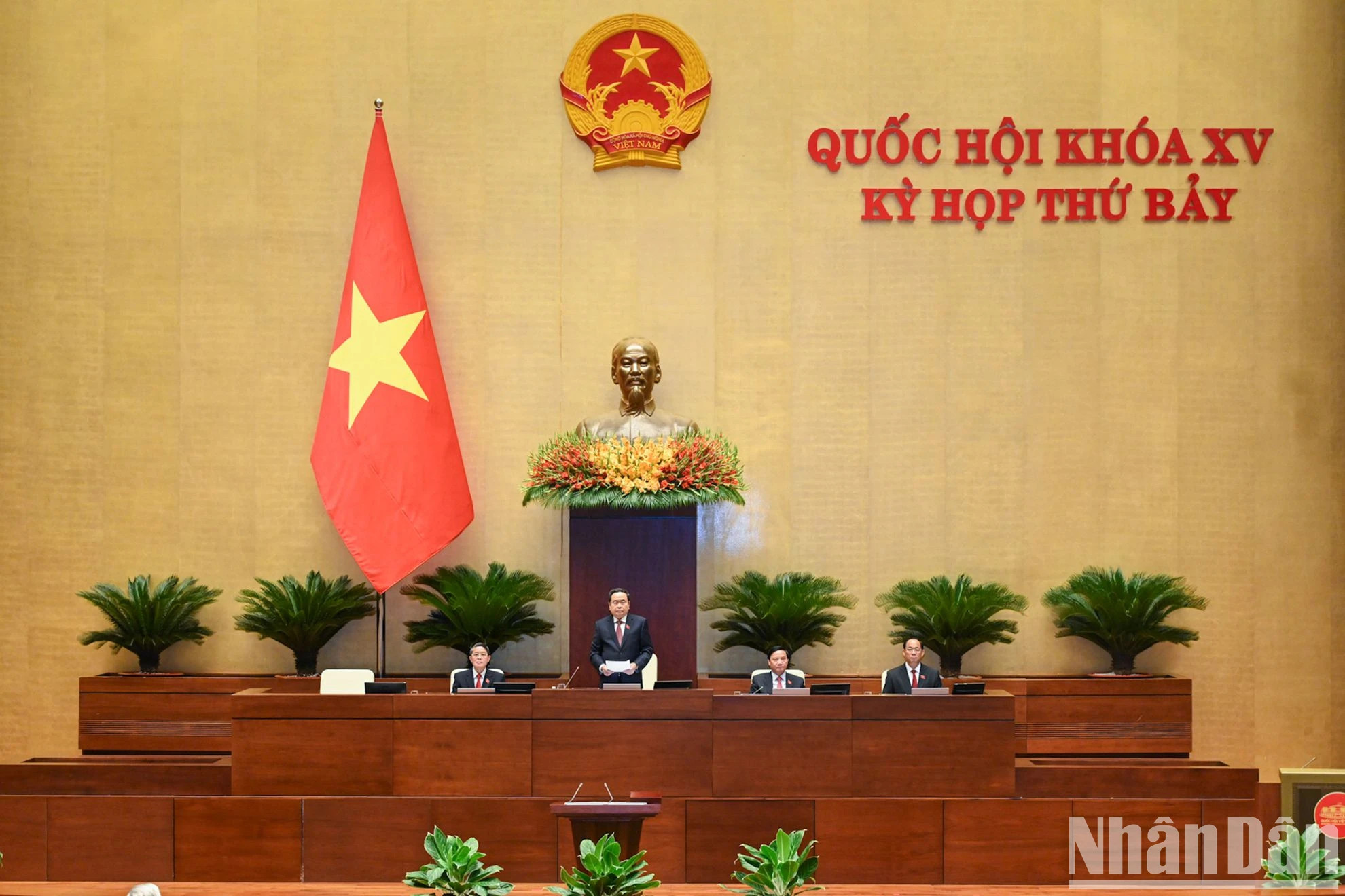 国会主席陈青敏主持国家主席苏林的宣誓就职仪式。 国会主席陈青敏主持国家主席苏林的宣誓就职仪式。