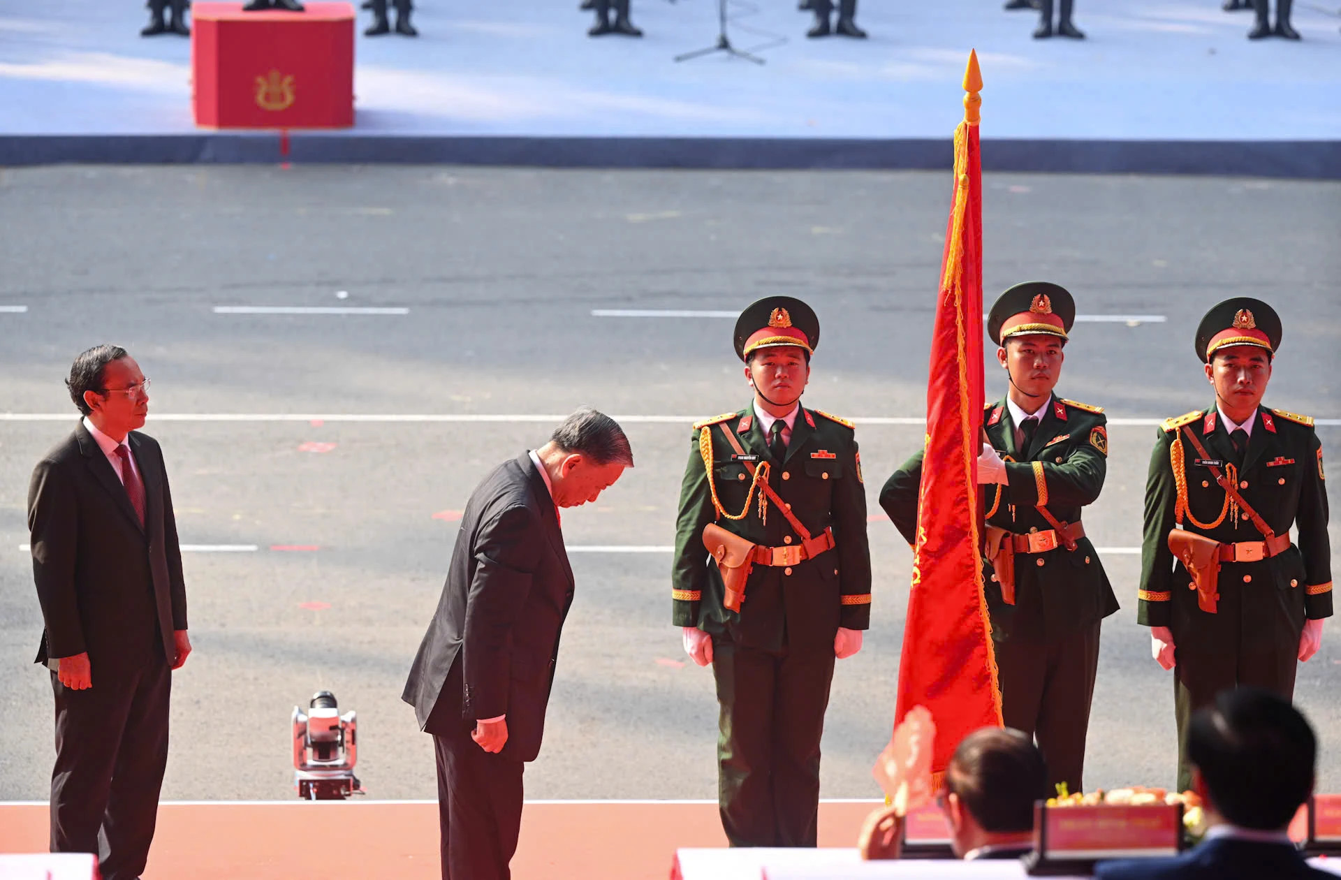 越共中央总书记苏林代表党、国家领导人向胡志明市党部、政府及人民授予“劳动英雄”称号。