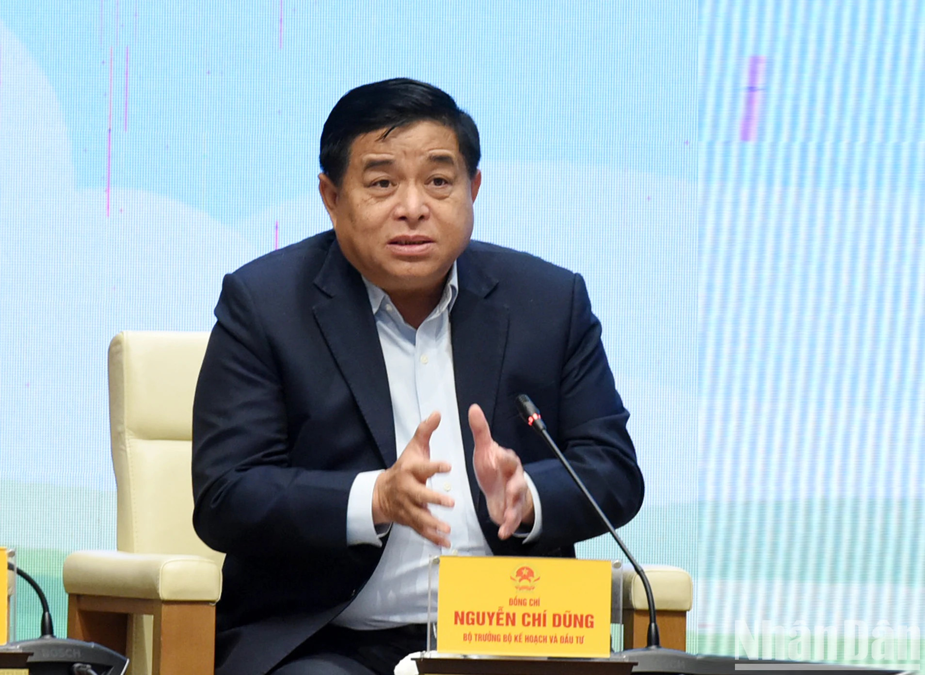 计划投资部部长阮志勇回答代表提出的问题。 计划投资部部长阮志勇回答代表提出的问题。