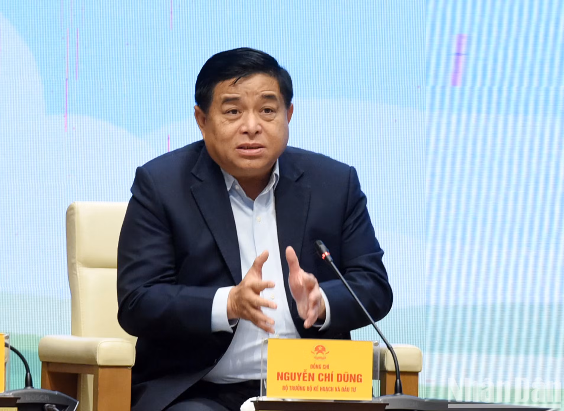 计划投资部部长阮志勇回答代表提出的问题。