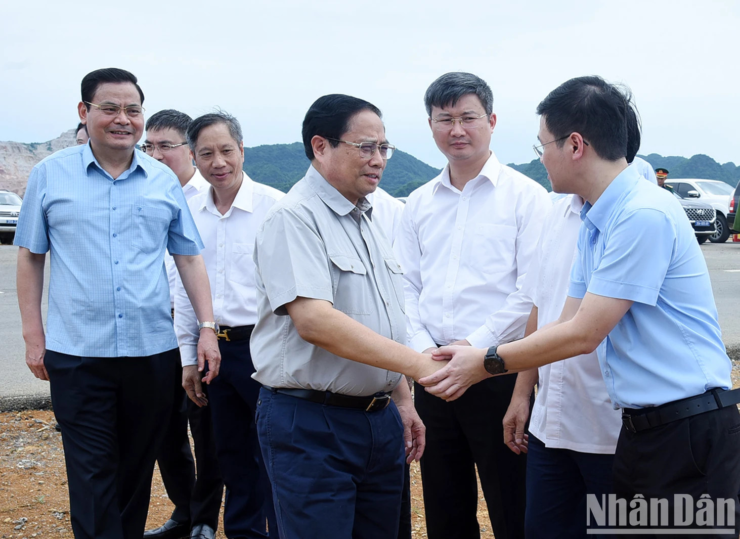 范明正总理亲自慰问宁平省三叠市铜交农场菠萝田里辛勤劳作的工人。 范明正总理亲自慰问宁平省三叠市铜交农场菠萝田里辛勤劳作的工人。