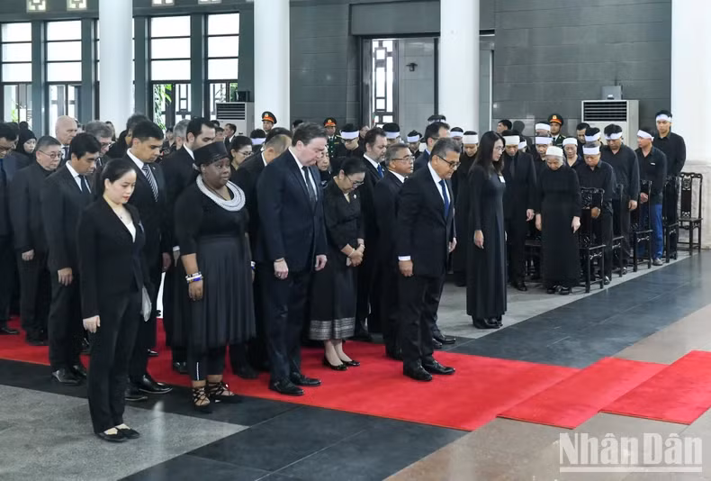 各国驻河内外交使节团代表团吊唁越共中央总书记阮富仲逝世。 各国驻河内外交使节团代表团吊唁越共中央总书记阮富仲逝世。