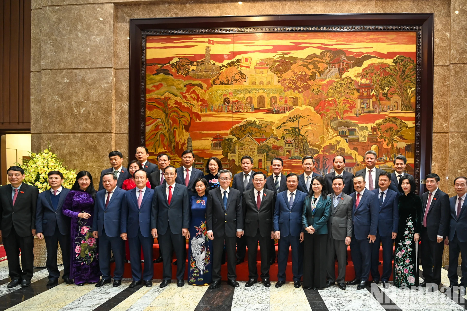 国会主席王廷惠同河内市领导和各位代表合影。