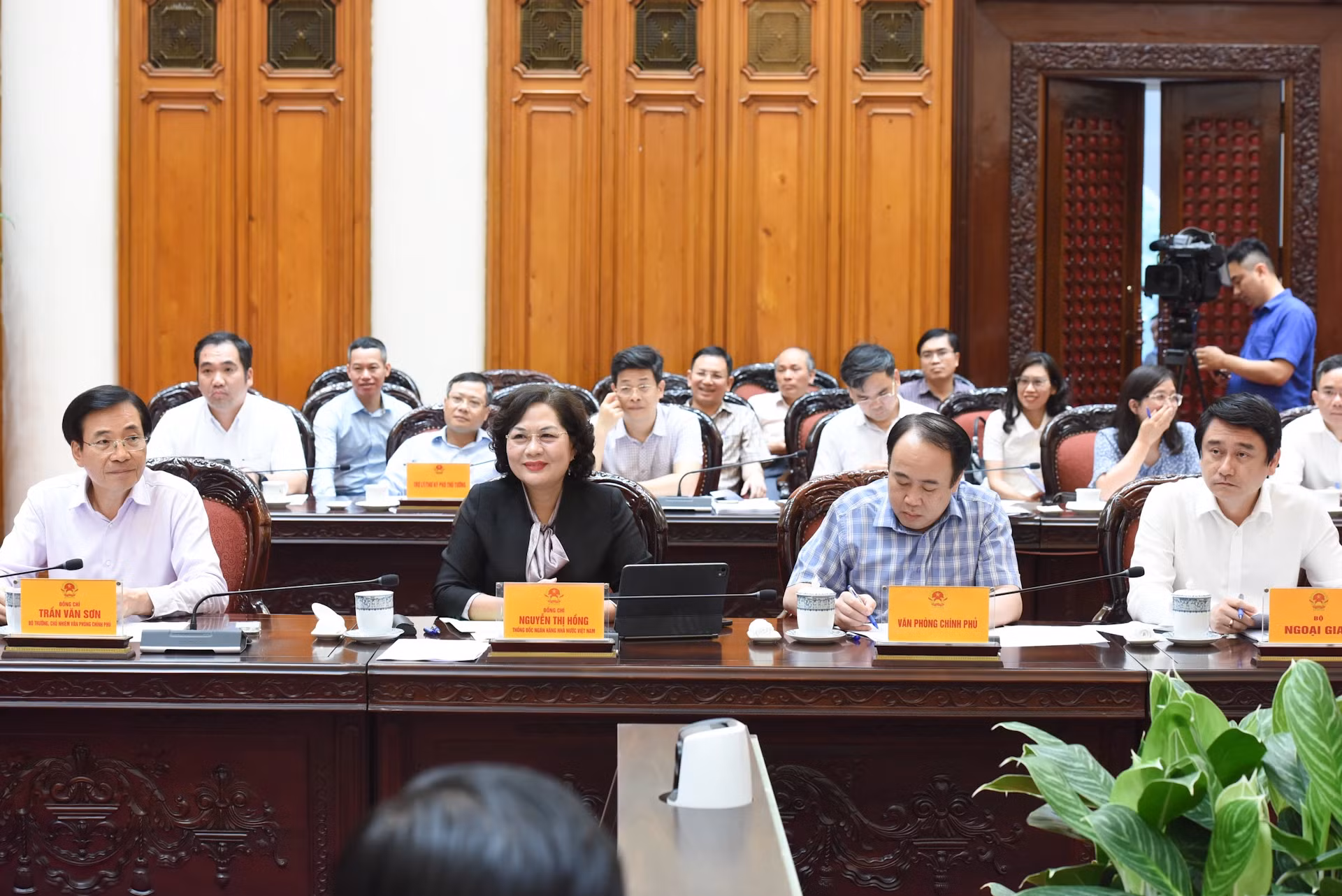 各部委、单位代表出席会议。