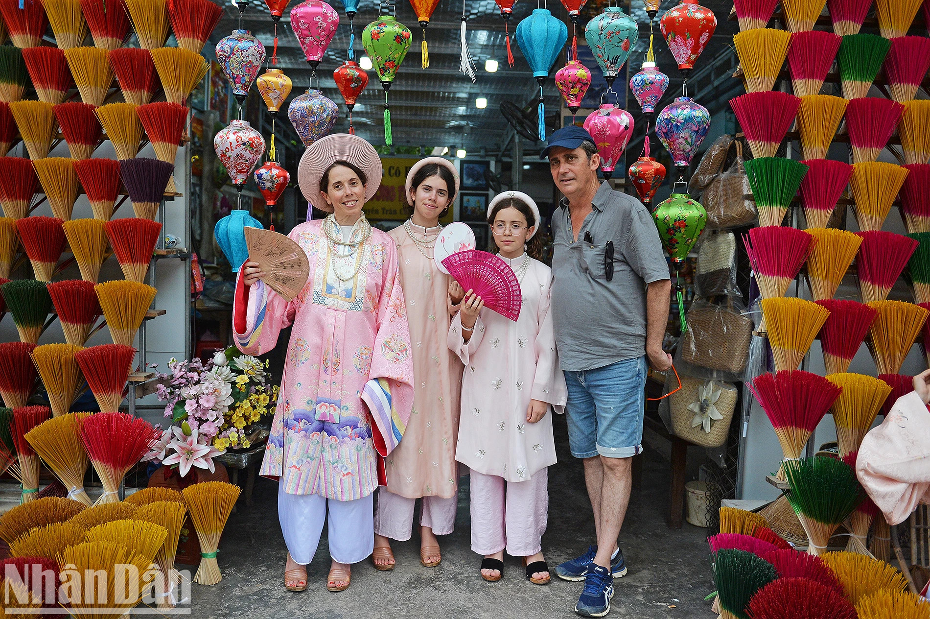 不仅是国内客人，许多来自世界各地的国际友人也兴奋地探索这一古老手工艺村的美丽和传统文化。
