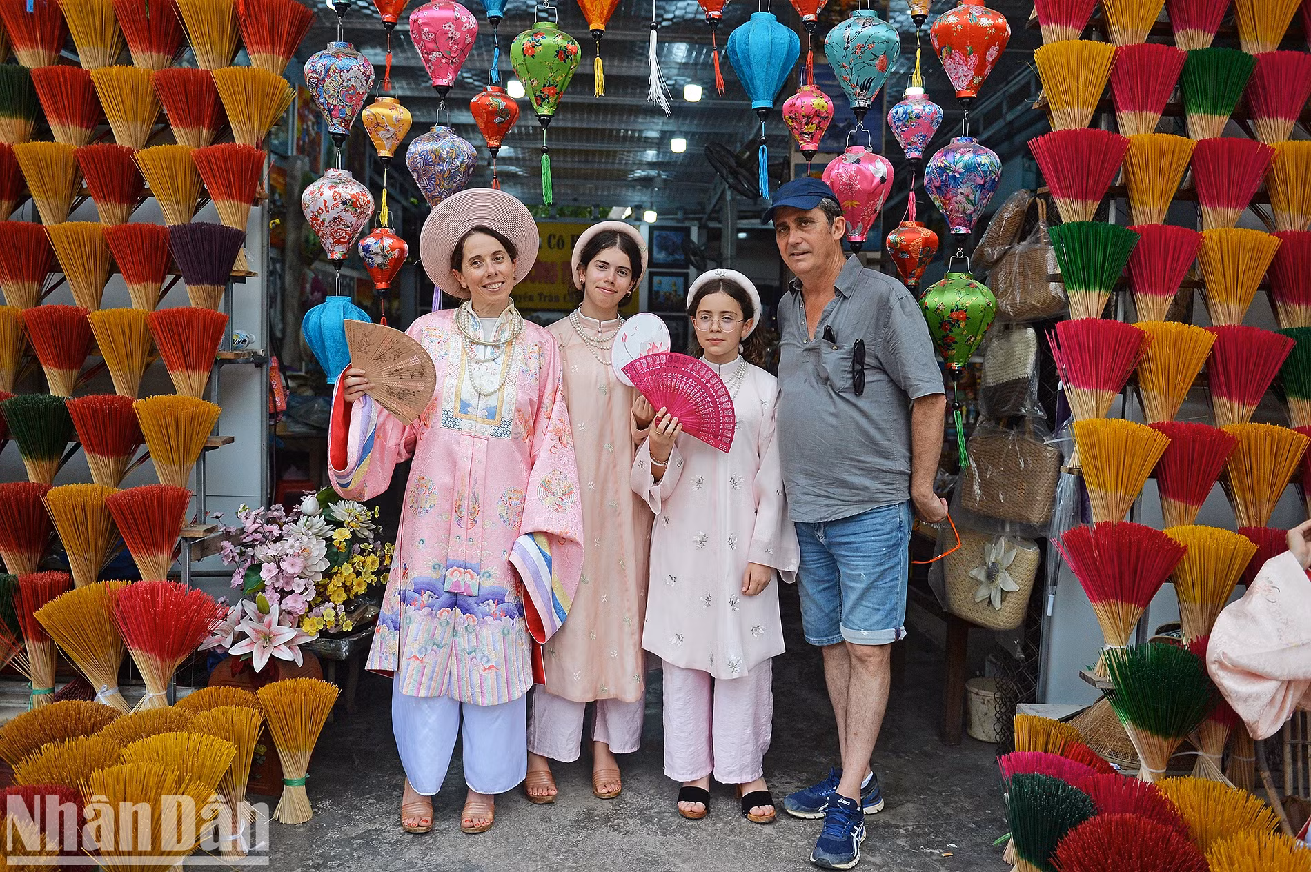 不仅是国内客人，许多来自世界各地的国际友人也兴奋地探索这一古老手工艺村的美丽和传统文化。