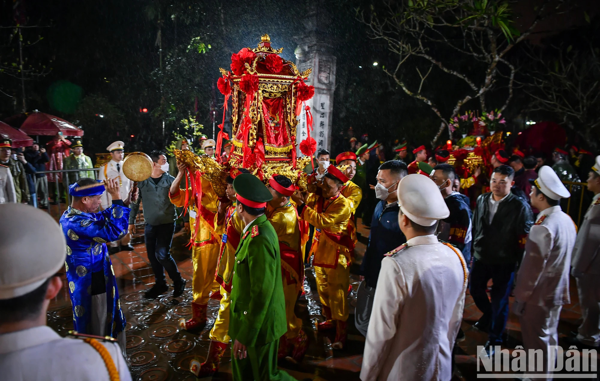 组委会按照传统礼仪隆重举行迎印轿仪式。 组委会按照传统礼仪隆重举行迎印轿仪式。