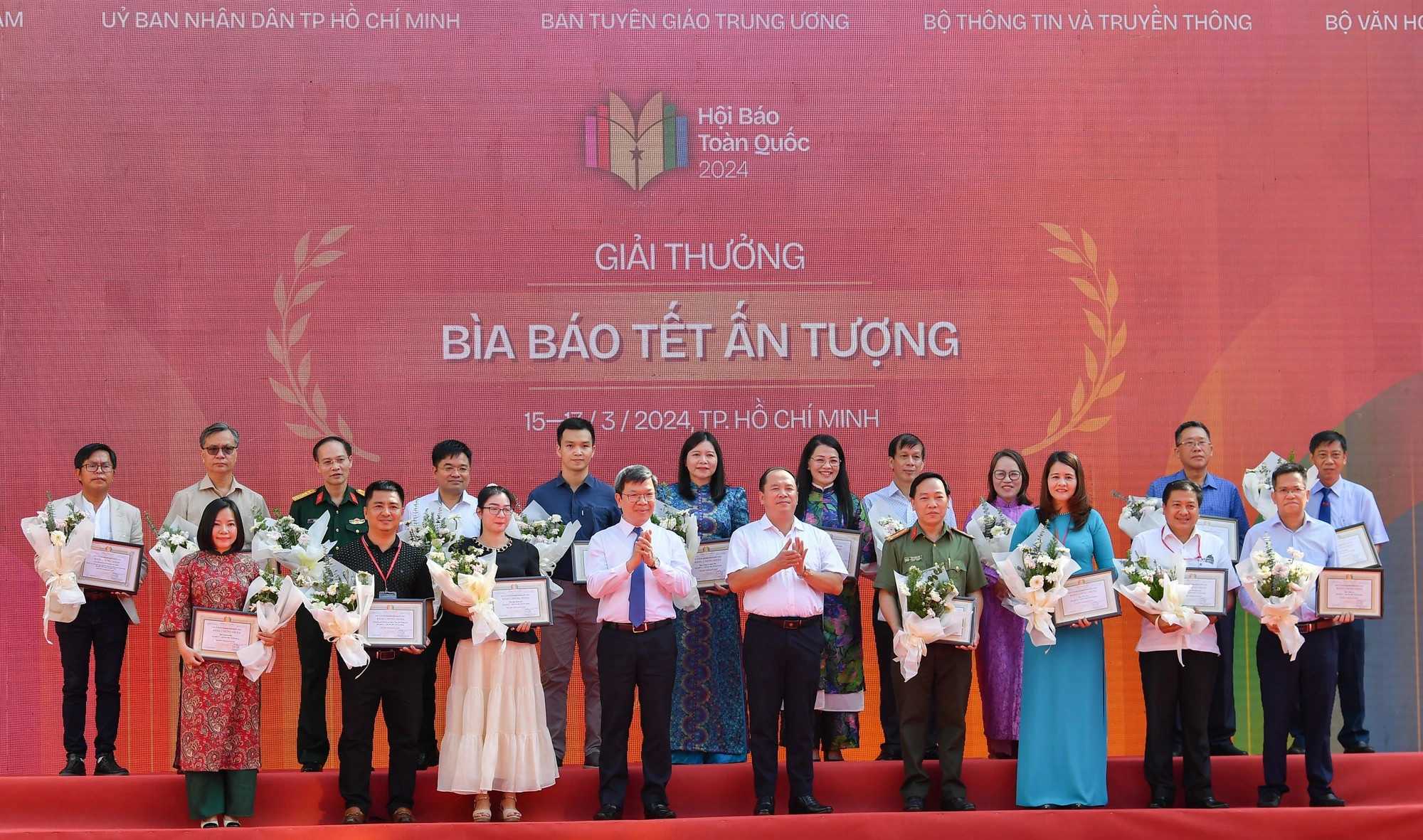 组委会向新闻机构代表颁发春节特刊封面印象奖。 组委会向新闻机构代表颁发春节特刊封面印象奖。