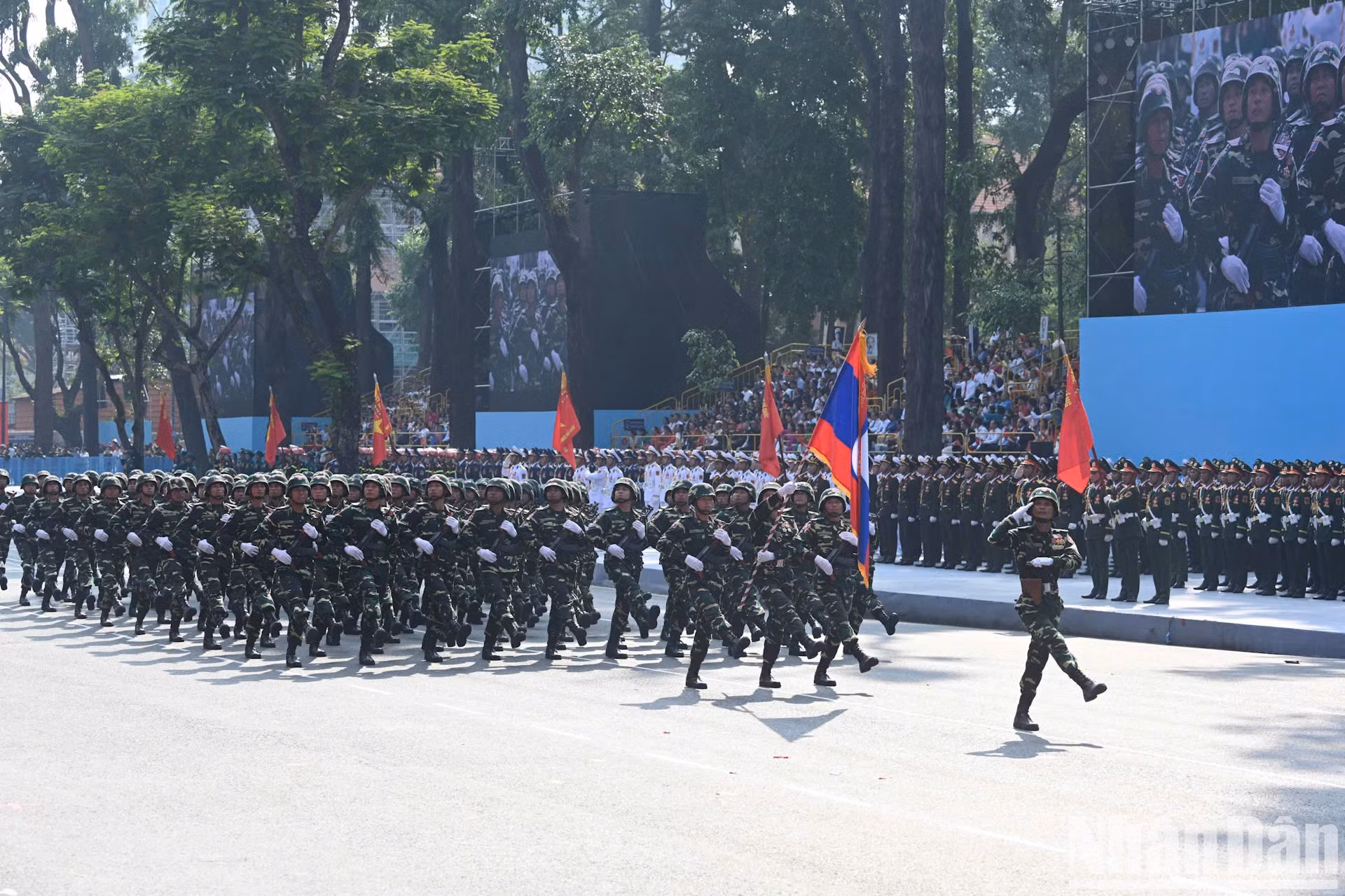 老挝军队参加阅兵。