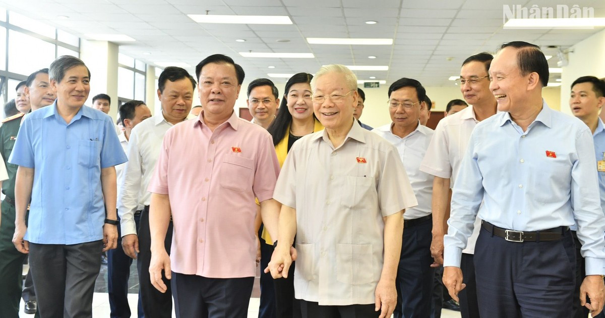 阮富仲总书记和与会代表。