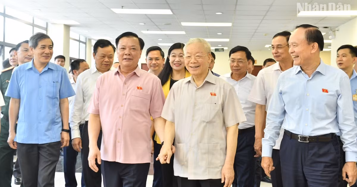阮富仲总书记和与会代表。
