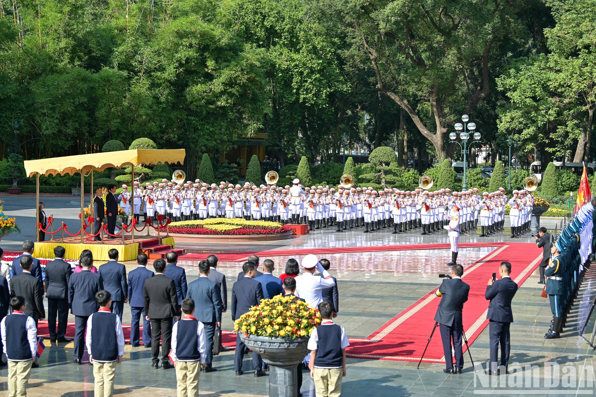 欢迎仪式场景。
