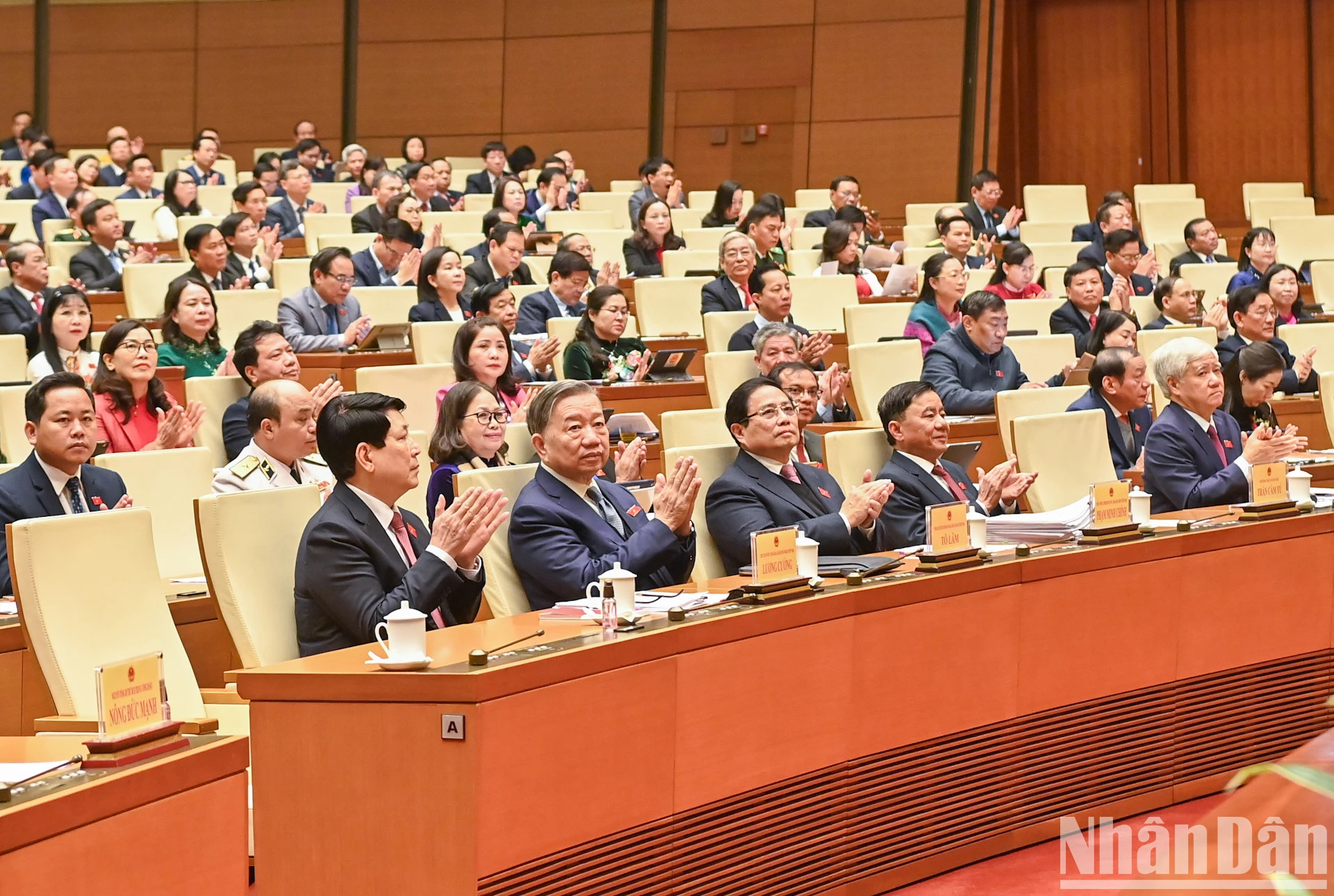 党、国家领导人和各位国会代表出席开幕式。 党、国家领导人和各位国会代表出席开幕式。