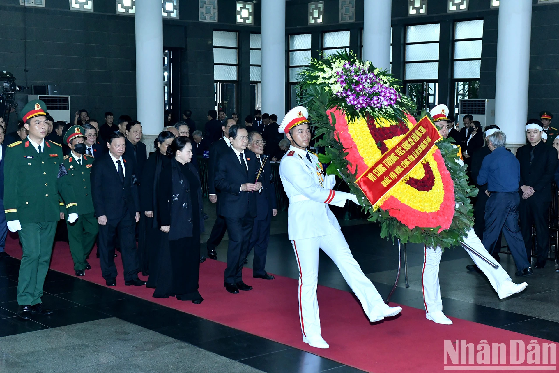 由越共中央政治局委员、国会主席陈青敏率领的国会代表团吊唁原国家主席陈德良逝世。 由越共中央政治局委员、国会主席陈青敏率领的国会代表团吊唁原国家主席陈德良逝世。