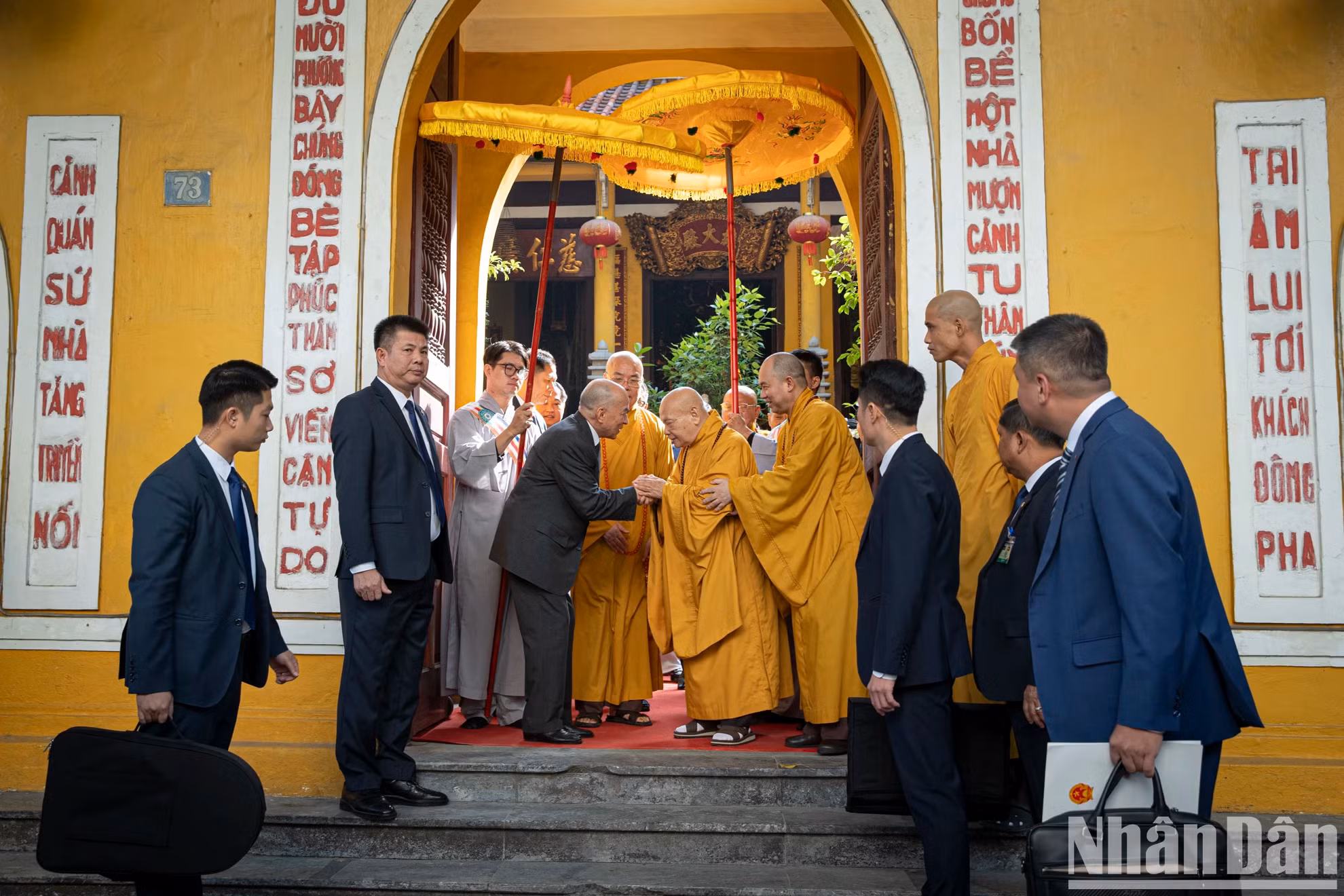 柬埔寨国王诺罗敦•西哈莫尼会见越南佛教协会治事理事会主席释善仁长老。