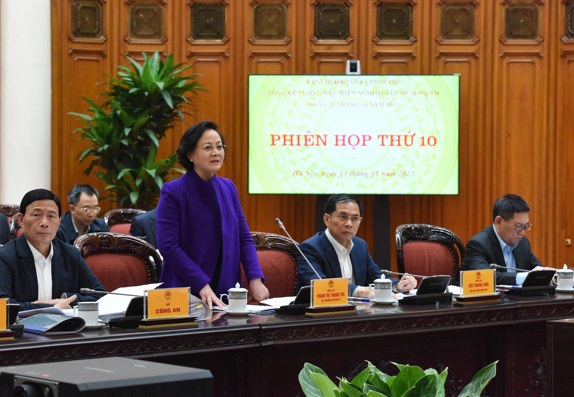 内务部部长范氏青茶发表讲话。