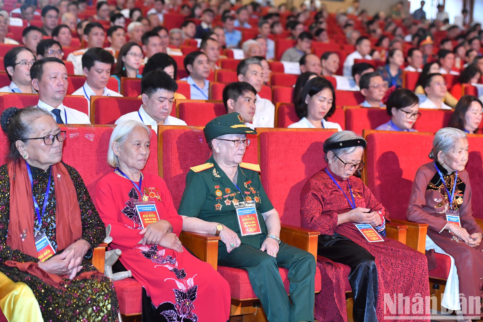 各位越南英雄母亲、革命有功者出席表彰大会。 各位越南英雄母亲、革命有功者出席表彰大会。