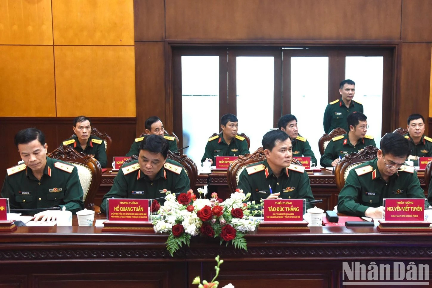 各军队单位代表出席会议。