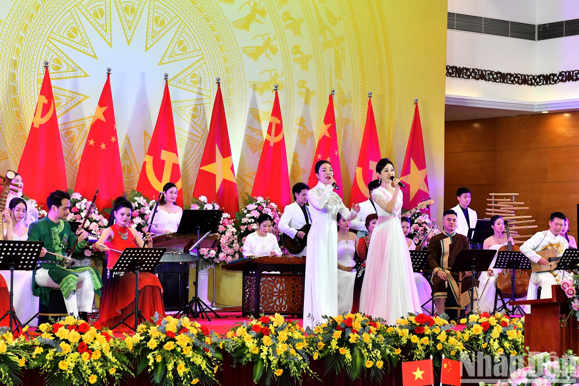 宴会上的文艺表演节目。 宴会上的文艺表演节目。