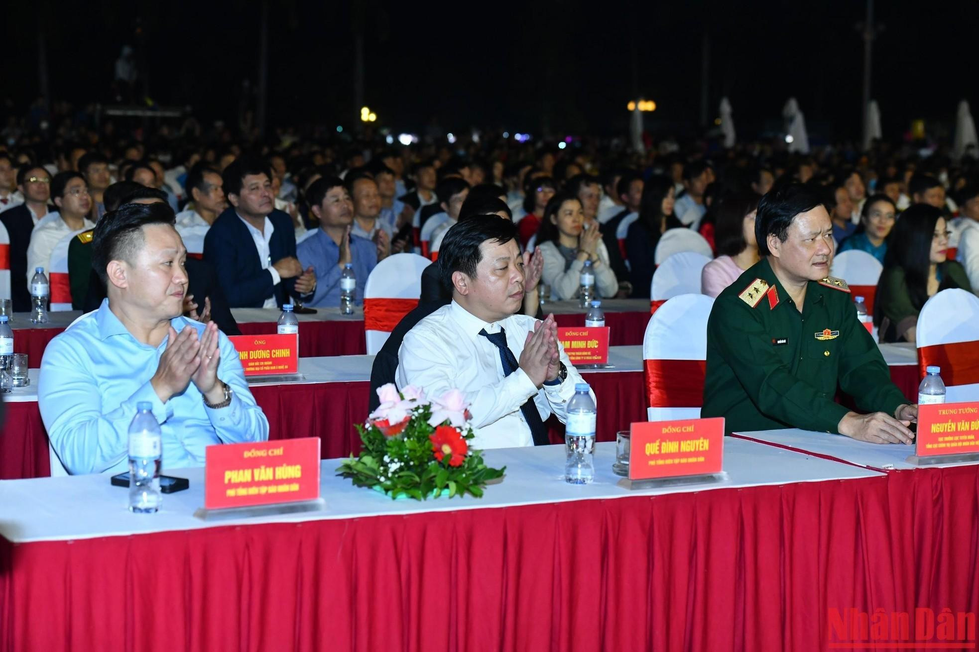 出席文艺晚会的各位代表。 出席文艺晚会的各位代表。