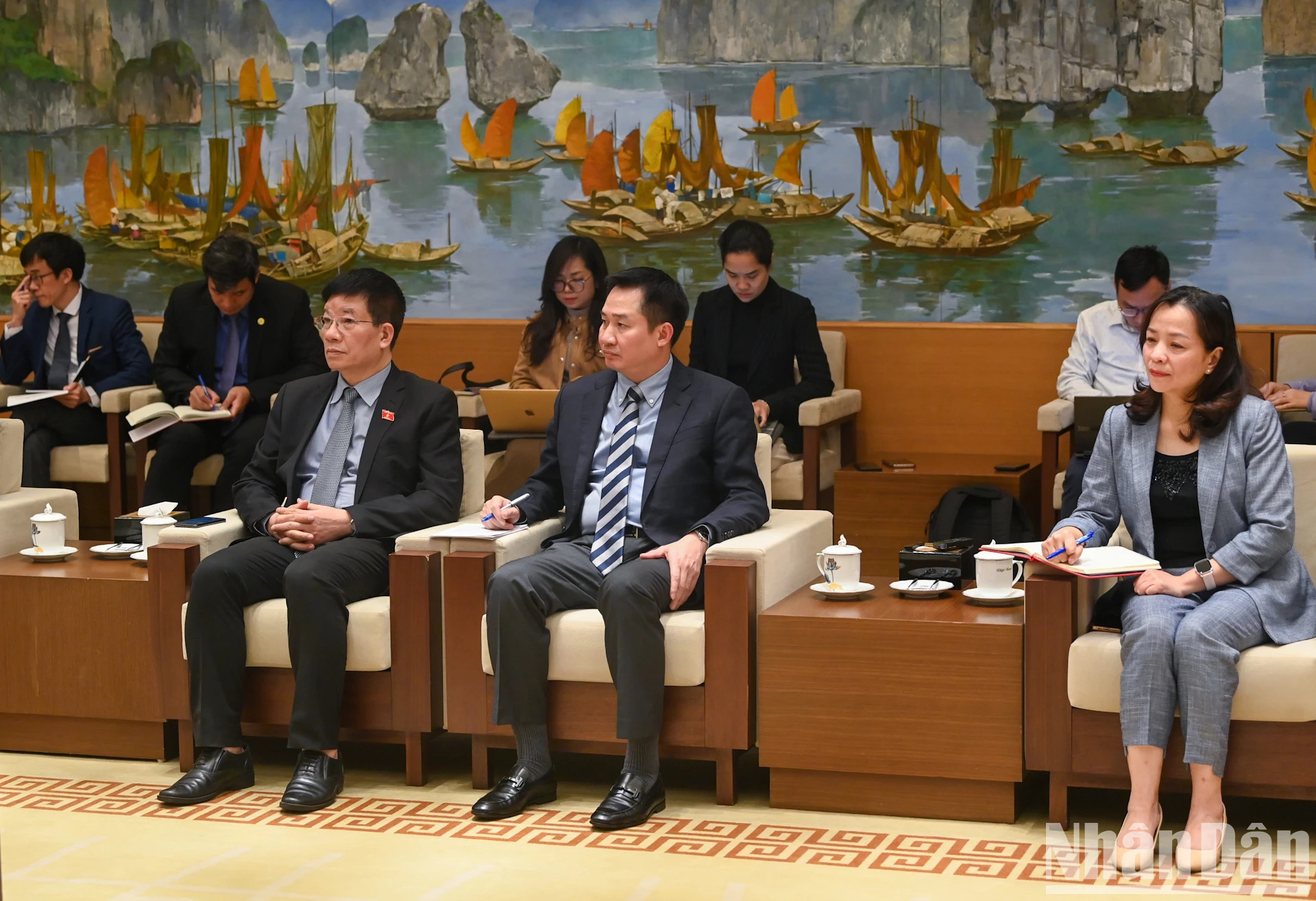 出席会见的越南代表团。