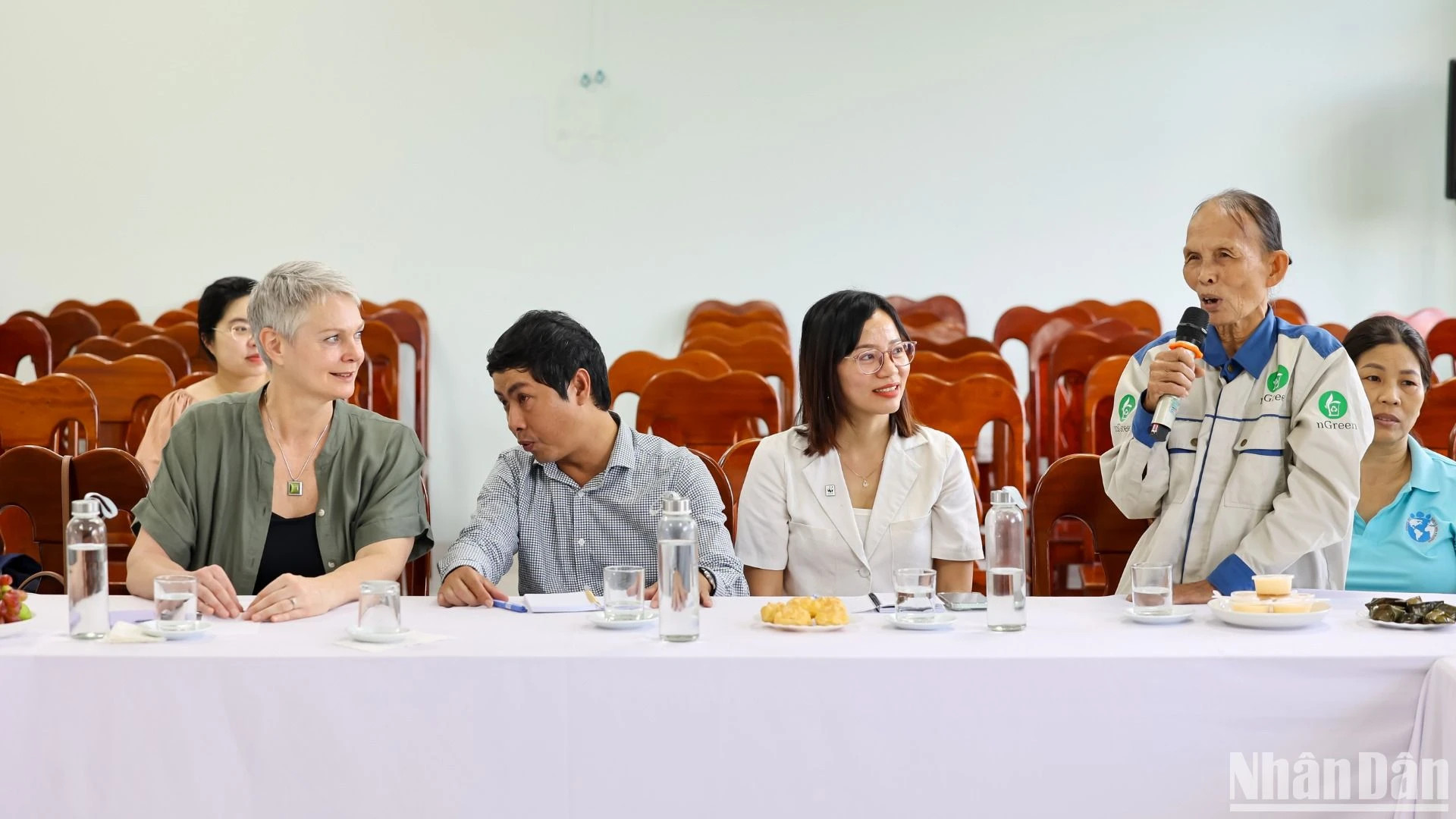 挪威王国大使希尔德·索尔巴肯会见顺化的废品收集者。