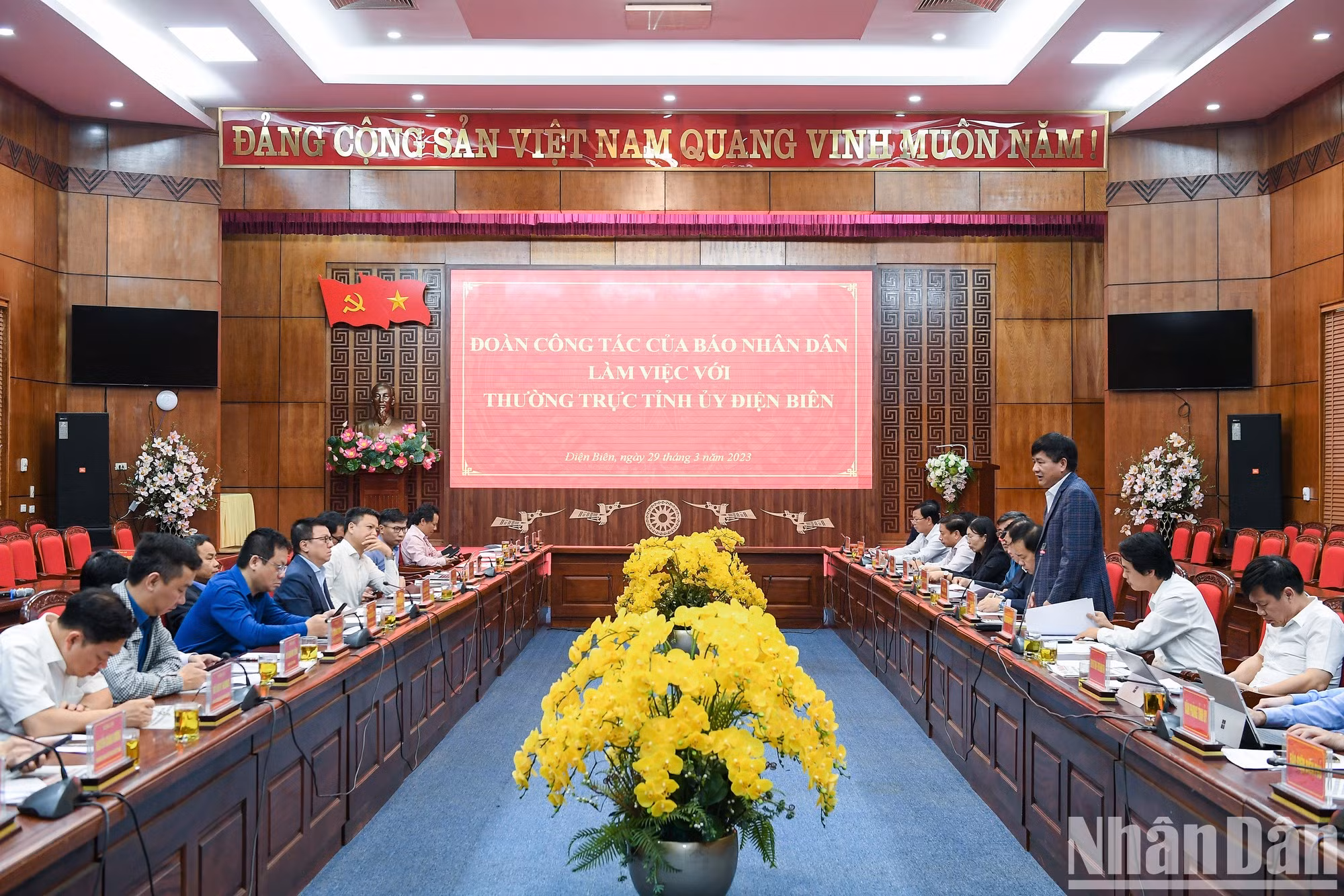 《人民报》社工作组与奠边省省委举行工作会议【组图】 ảnh 1 《人民报》社工作组与奠边省省委举行工作会议【组图】 ảnh 1