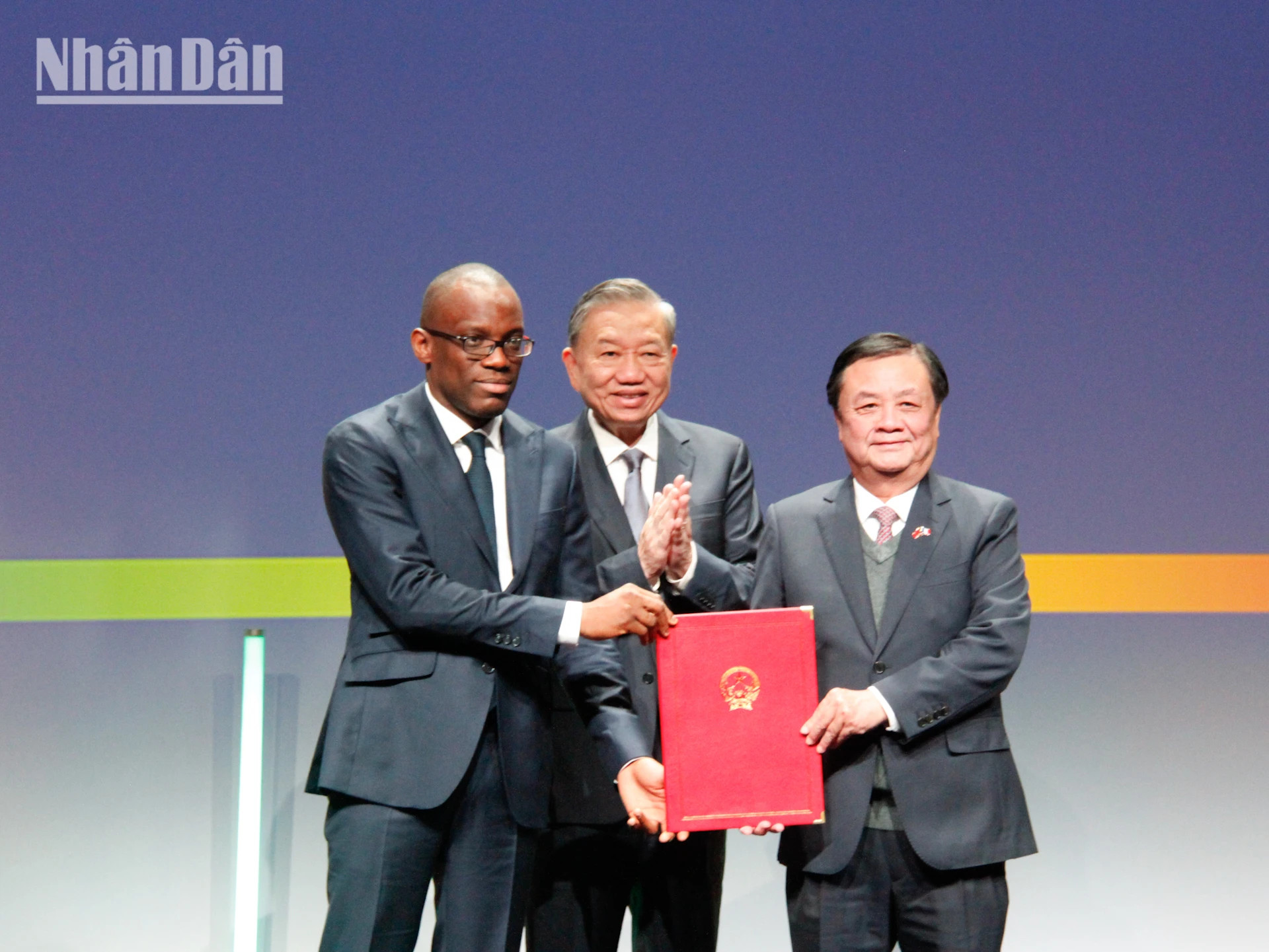 苏林总书记、国家主席出席了越南农业与农村发展部和贝宁共和国外交部的农业领域合作协议签字仪式。 苏林总书记、国家主席出席了越南农业与农村发展部和贝宁共和国外交部的农业领域合作协议签字仪式。