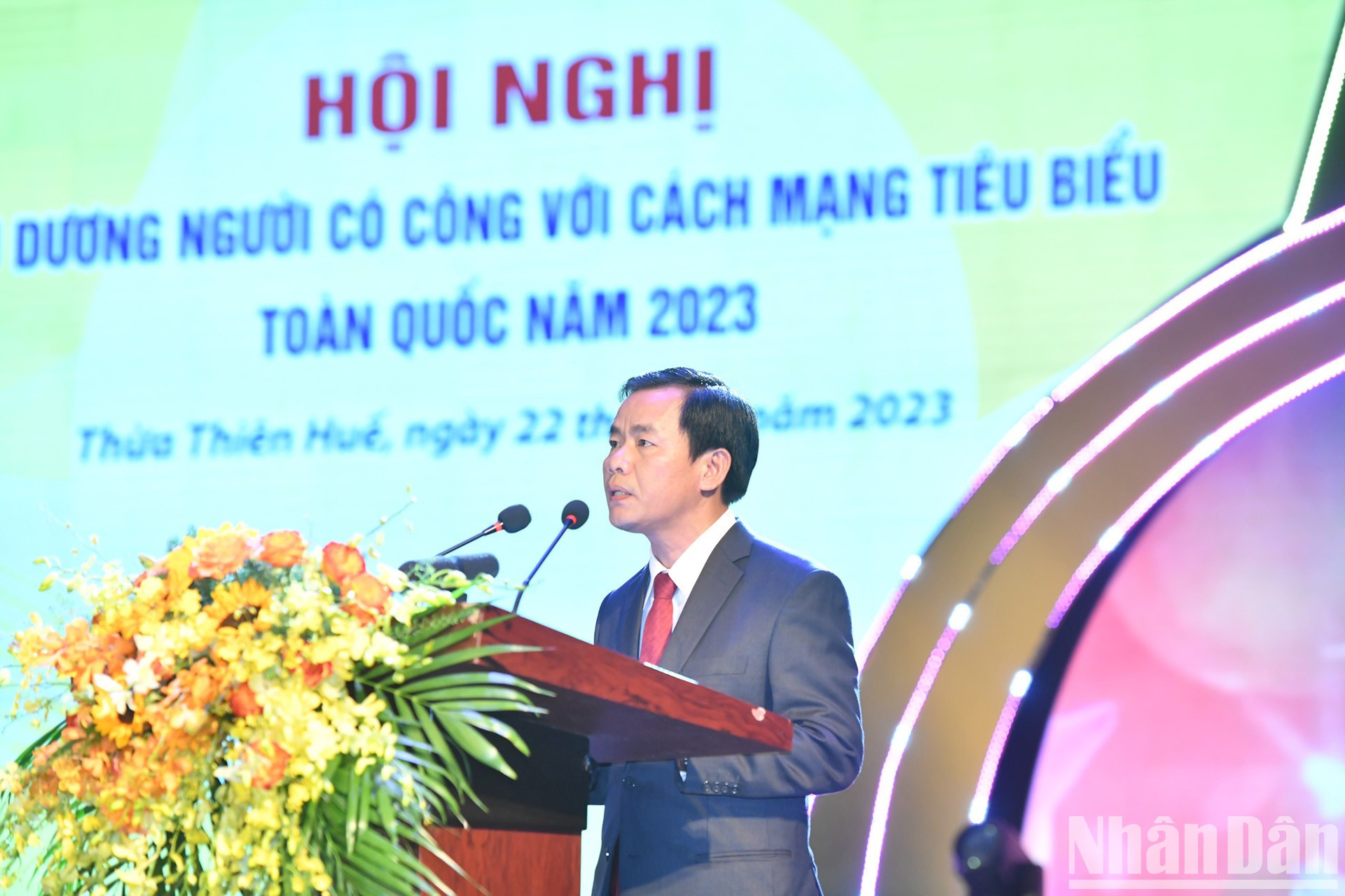 承天顺化省省委副书记、省人委会主席阮文方表彰大会上发表讲话。 承天顺化省省委副书记、省人委会主席阮文方表彰大会上发表讲话。