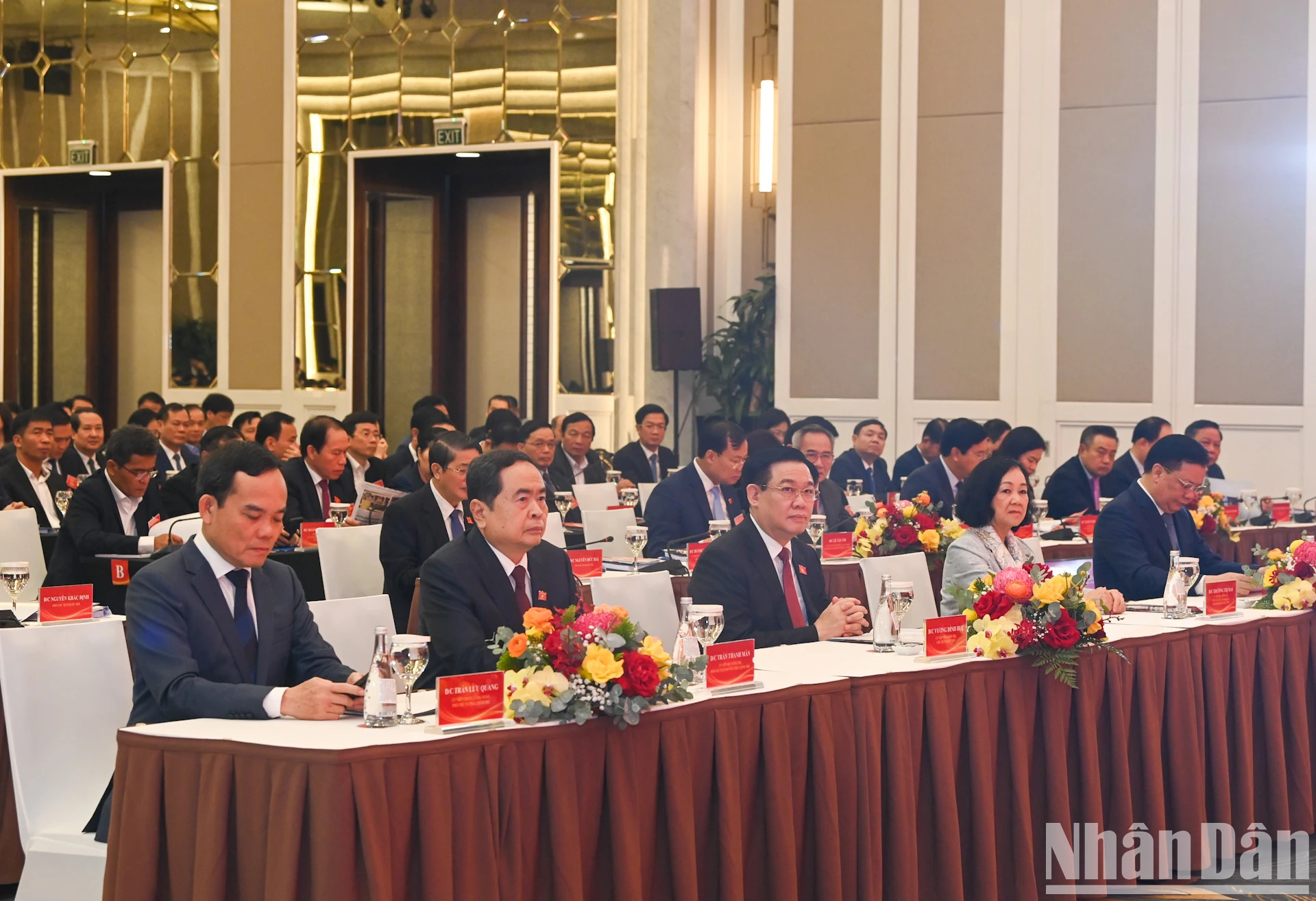 越南国会主席王廷惠,中央书记处常务书记、中央组织部部长张氏梅,国会常务副主席陈青敏,河内市委书记丁进勇,政府副总理陈流光出席并主持会议。 越南国会主席王廷惠,中央书记处常务书记、中央组织部部长张氏梅,国会常务副主席陈青敏,河内市委书记丁进勇,政府副总理陈流光出席并主持会议。