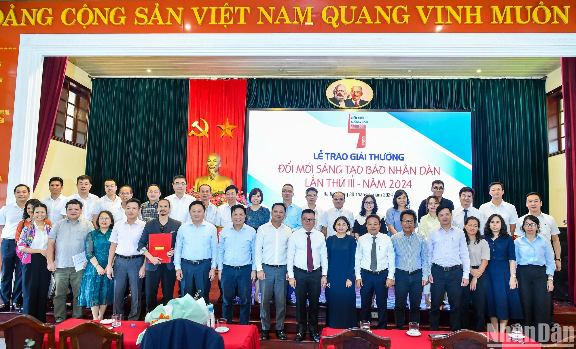 与会代表合影。 与会代表合影。