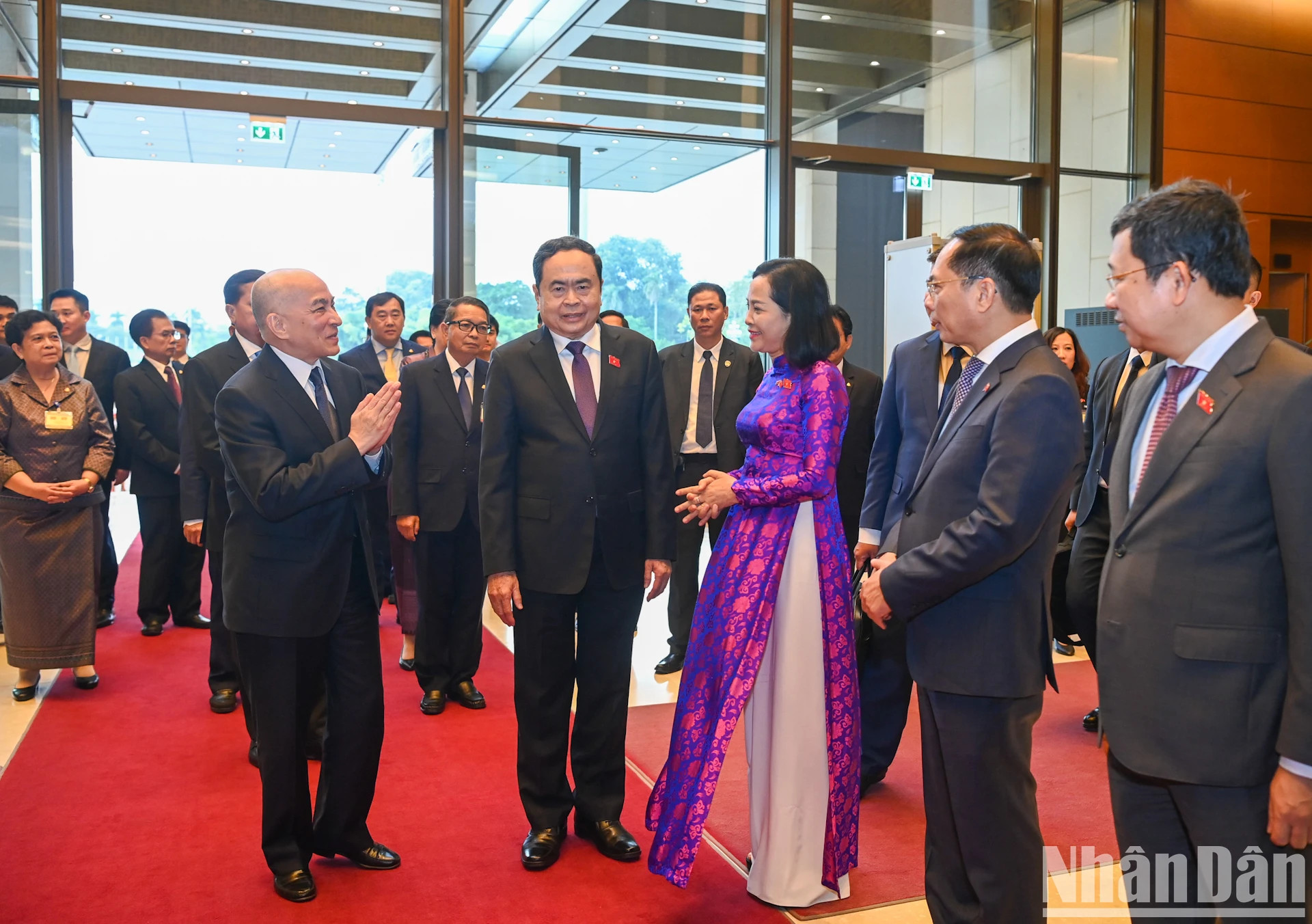 国会主席陈青敏向柬埔寨国王诺罗敦·西哈莫尼介绍越南代表团。 国会主席陈青敏向柬埔寨国王诺罗敦·西哈莫尼介绍越南代表团。