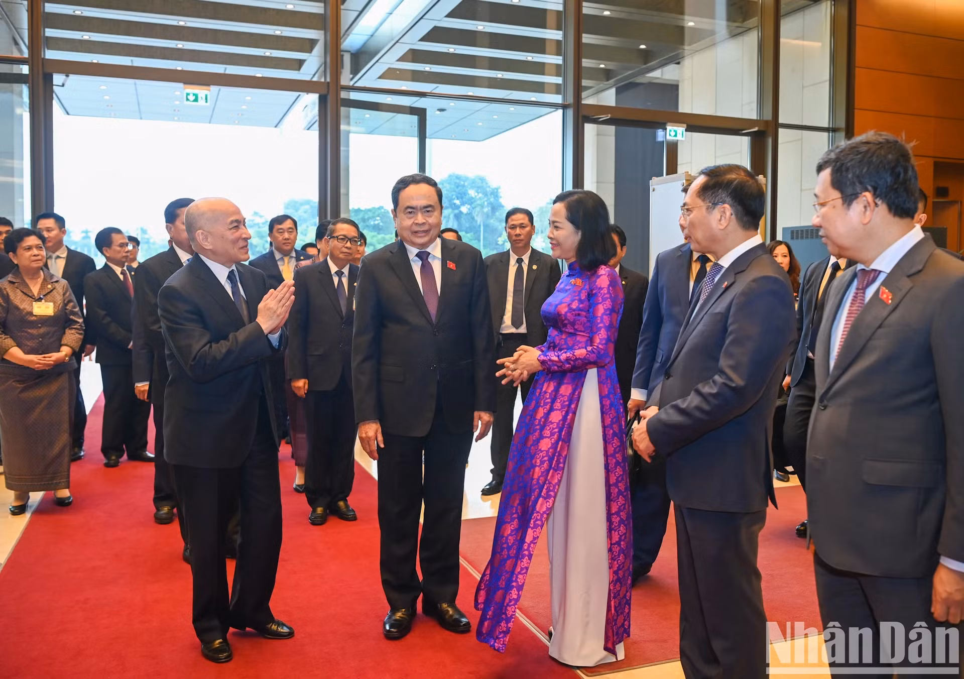 国会主席陈青敏向柬埔寨国王诺罗敦·西哈莫尼介绍越南代表团。
