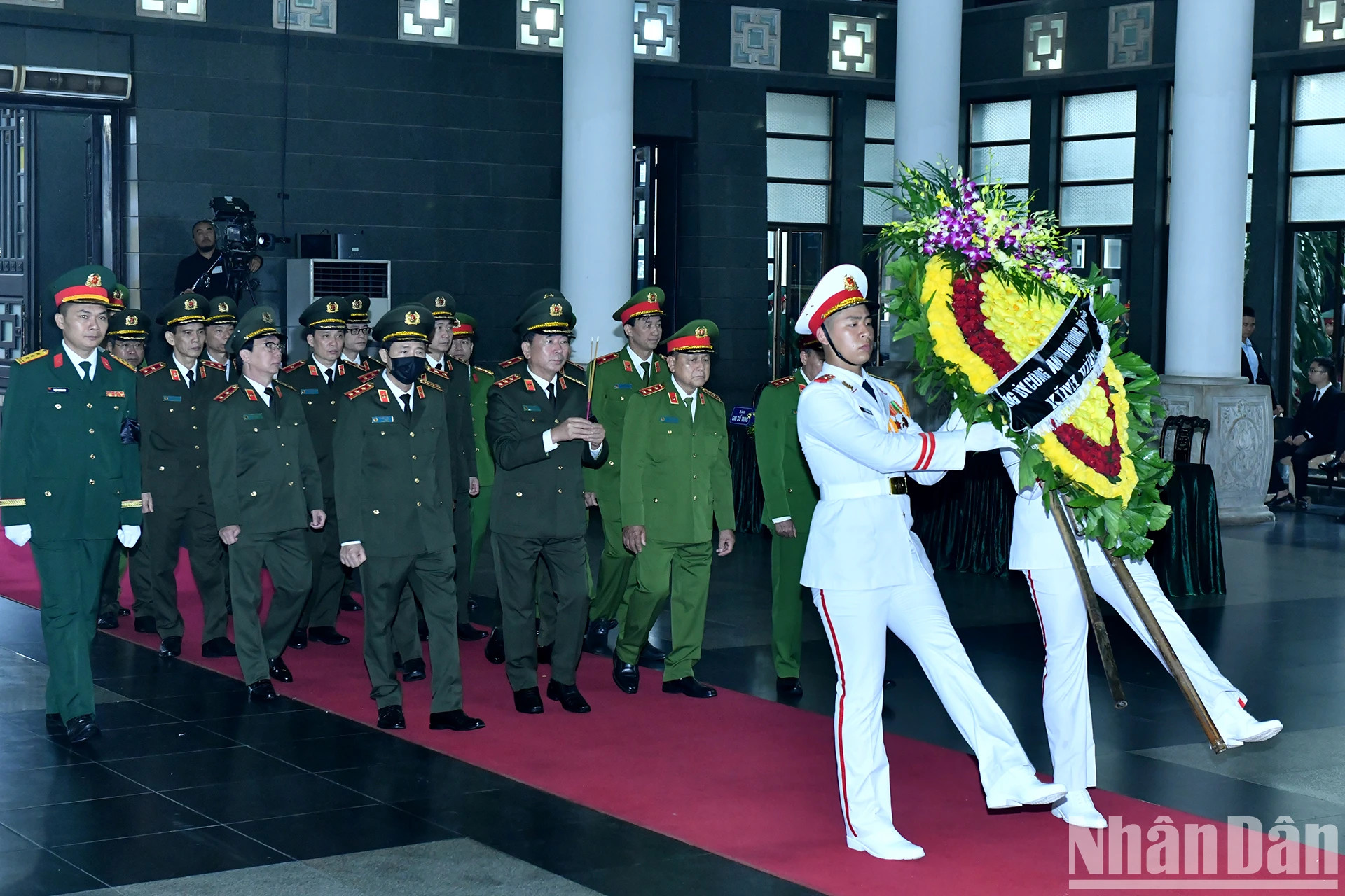 中央公安党委、公安部代表团吊唁原国家主席陈德良逝世。 中央公安党委、公安部代表团吊唁原国家主席陈德良逝世。